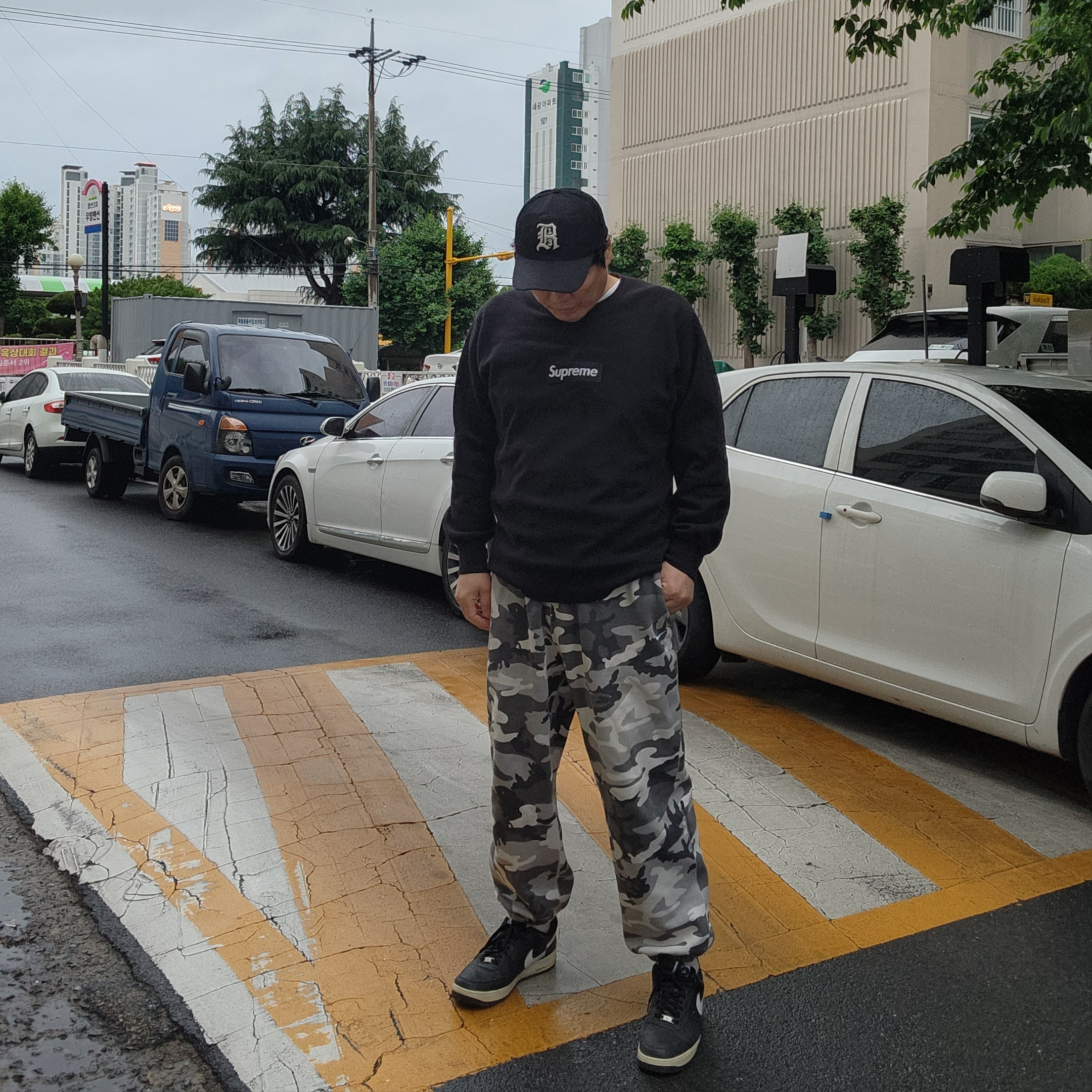 Supreme Box Logo Crewneck Black - 18FW, Nike NRG Solo Swoosh Fleece Pants Sail White Camo - US/EU 착용 스타일