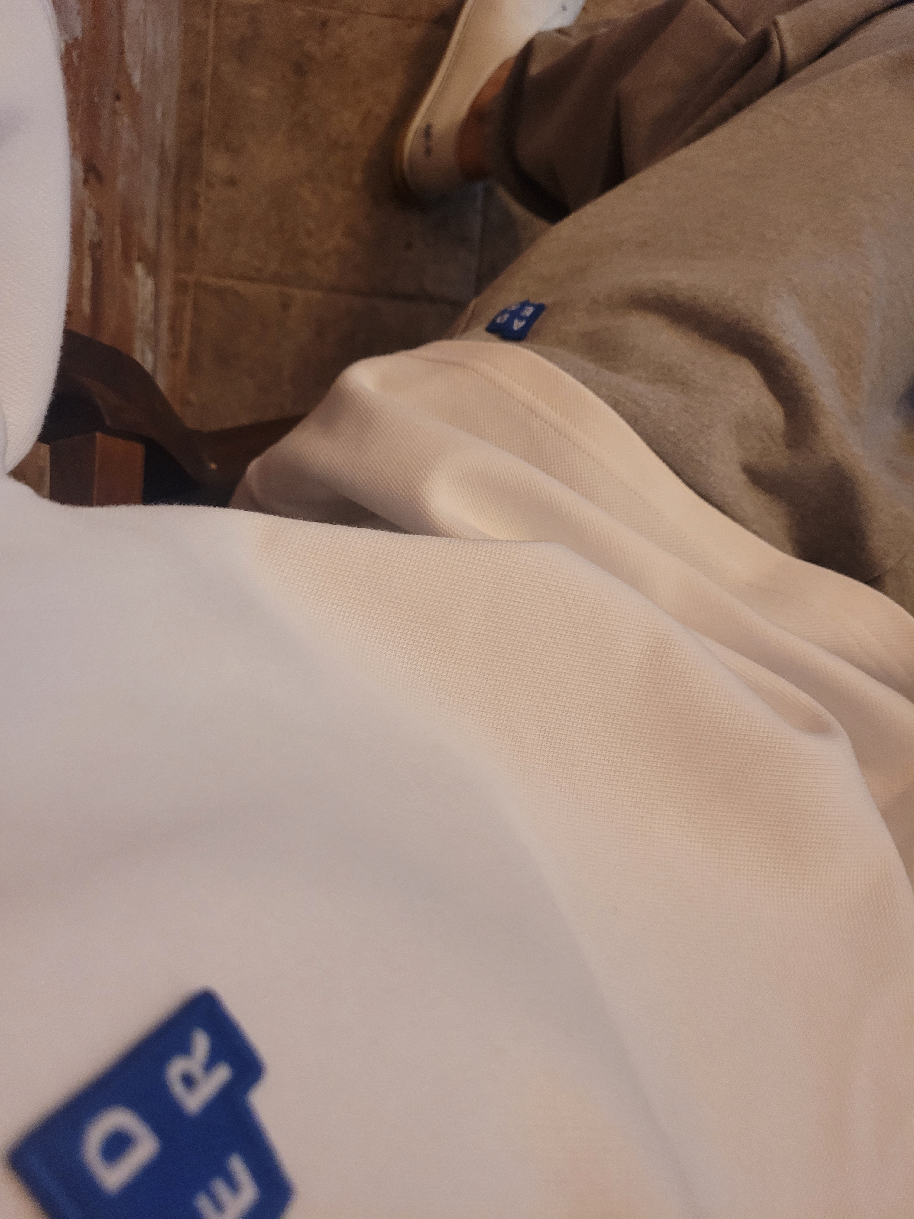 Ader Error Sig; TRS/BL Tag Sweatpants 01 Gray, Ader Error Sig; TRS Tag Polo T-Shirt 01 Off White 착용 스타일