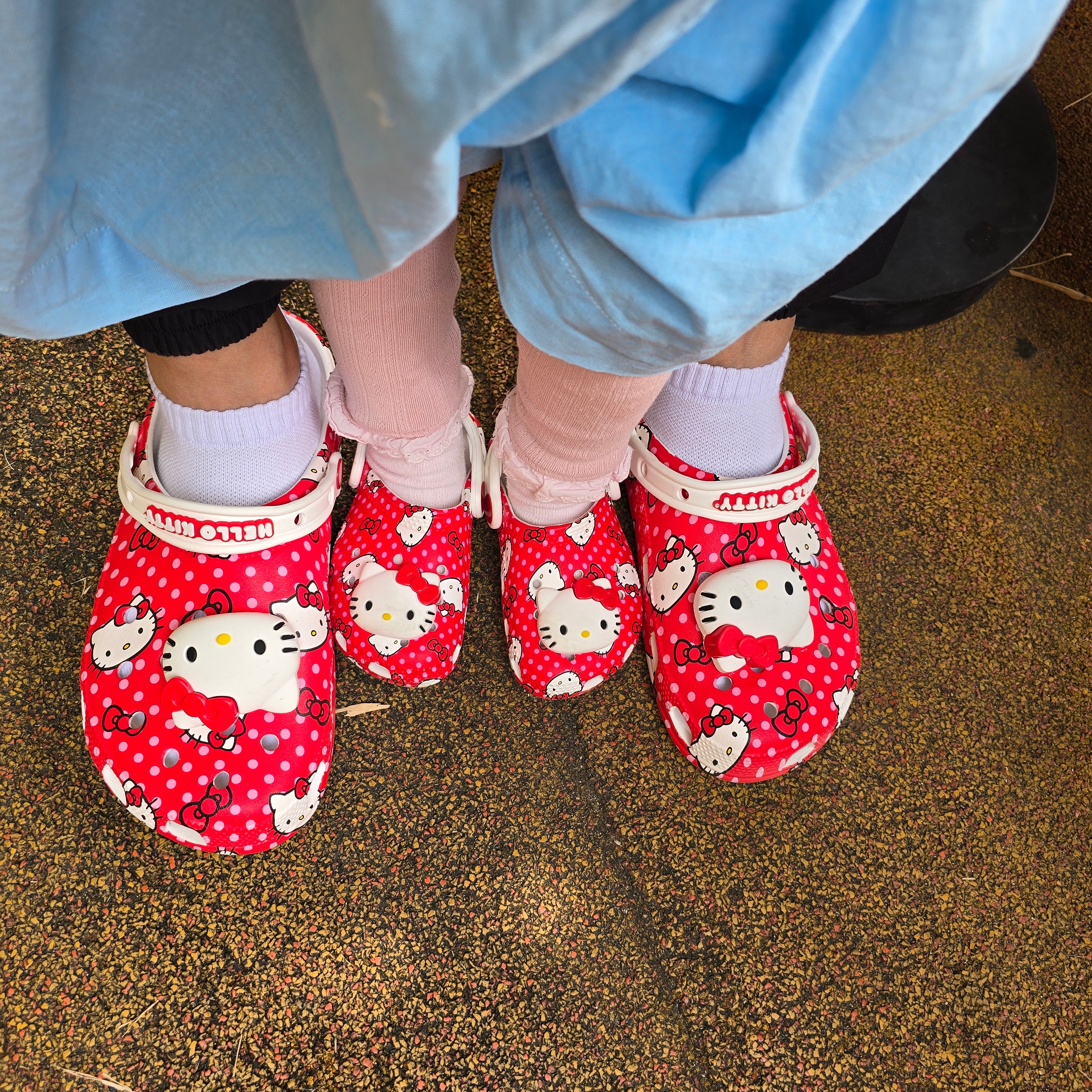 Crocs x Hello Kitty Classic Clog Multi 착용 스타일 - 1