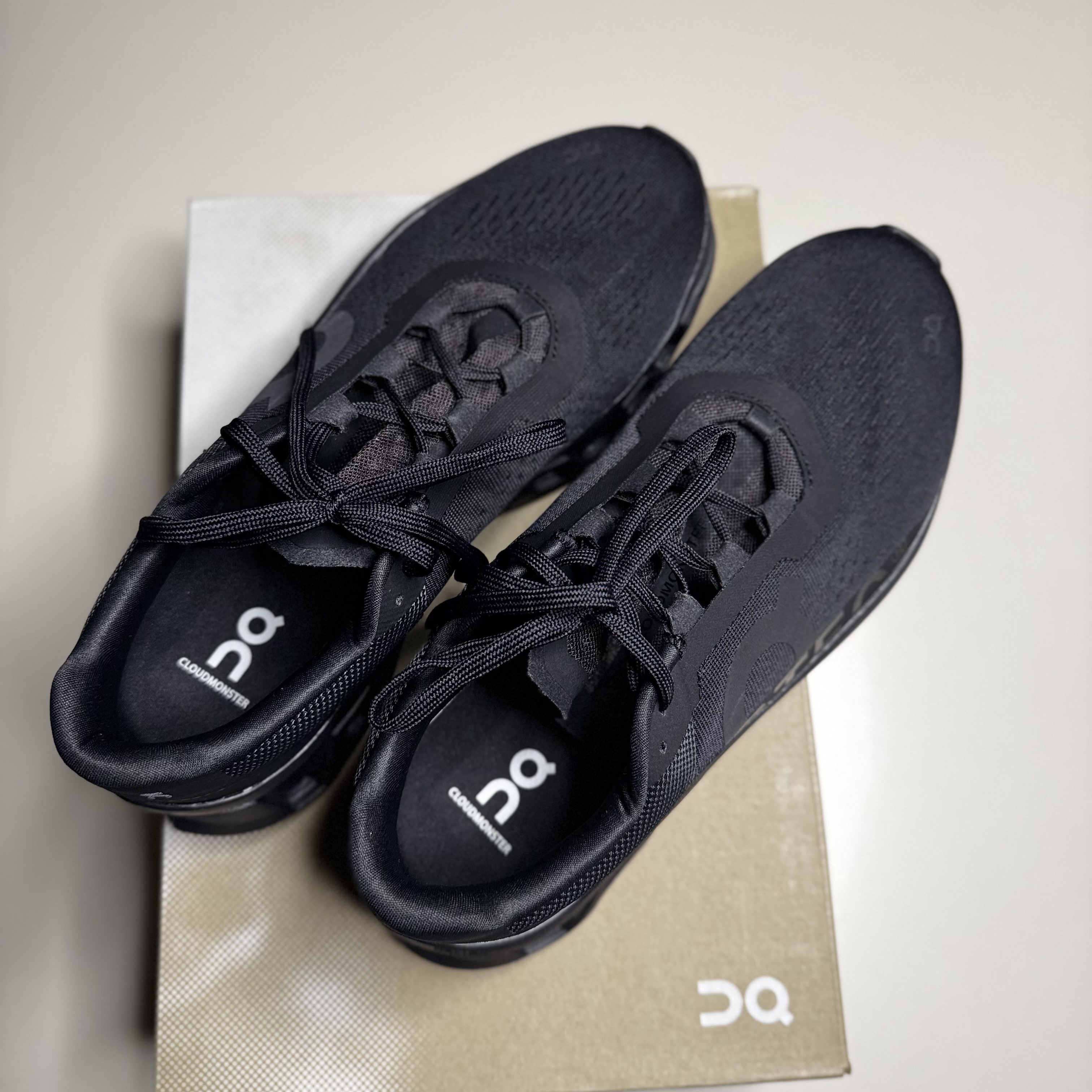 On Running Cloudmonster All Black, New Balance 1000 Black Silver Metallic 착용 스타일 - 3