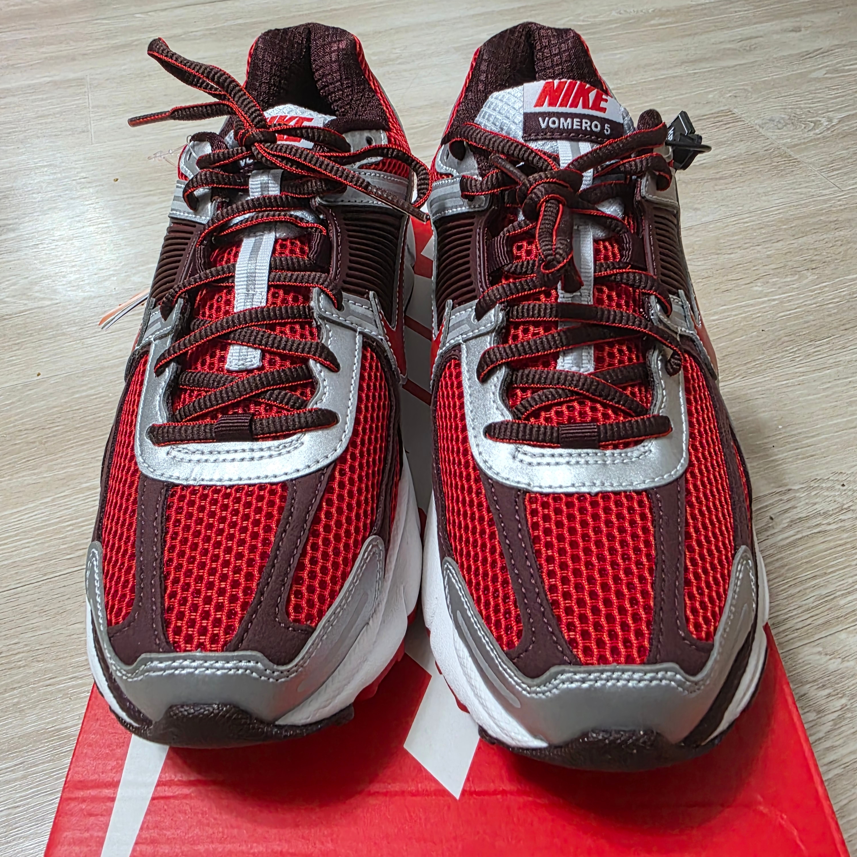 (W) Nike Zoom Vomero 5 Mystic Red and Platinum 착용 스타일 - 2