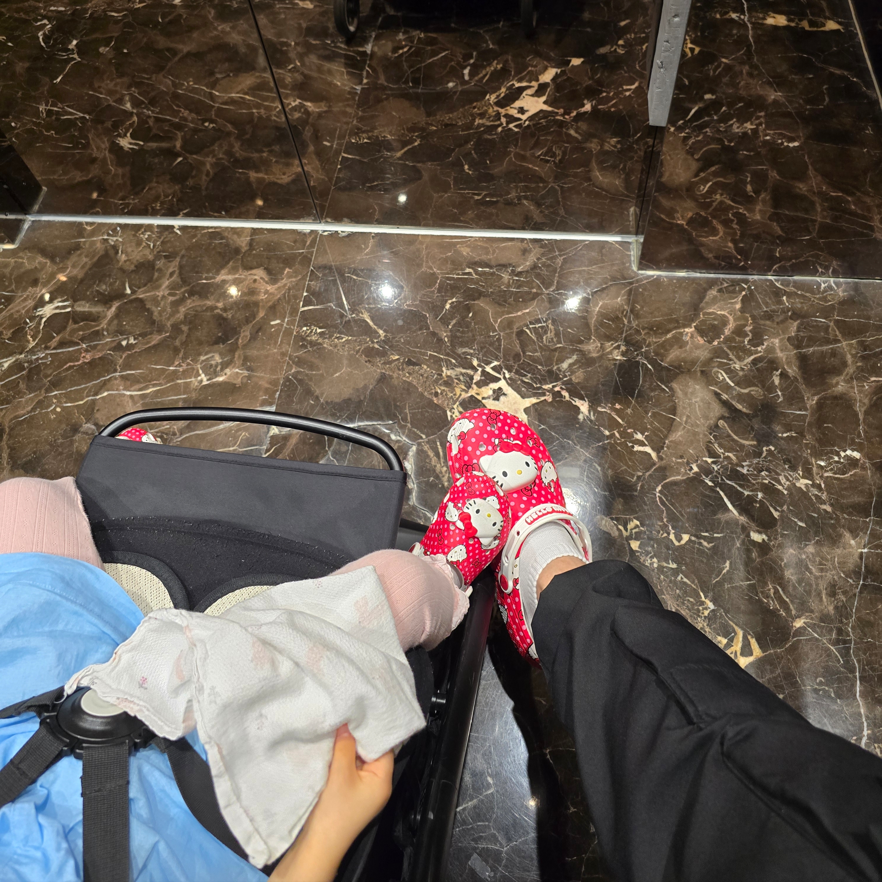 Crocs x Hello Kitty Classic Clog Multi 착용 스타일 - 2