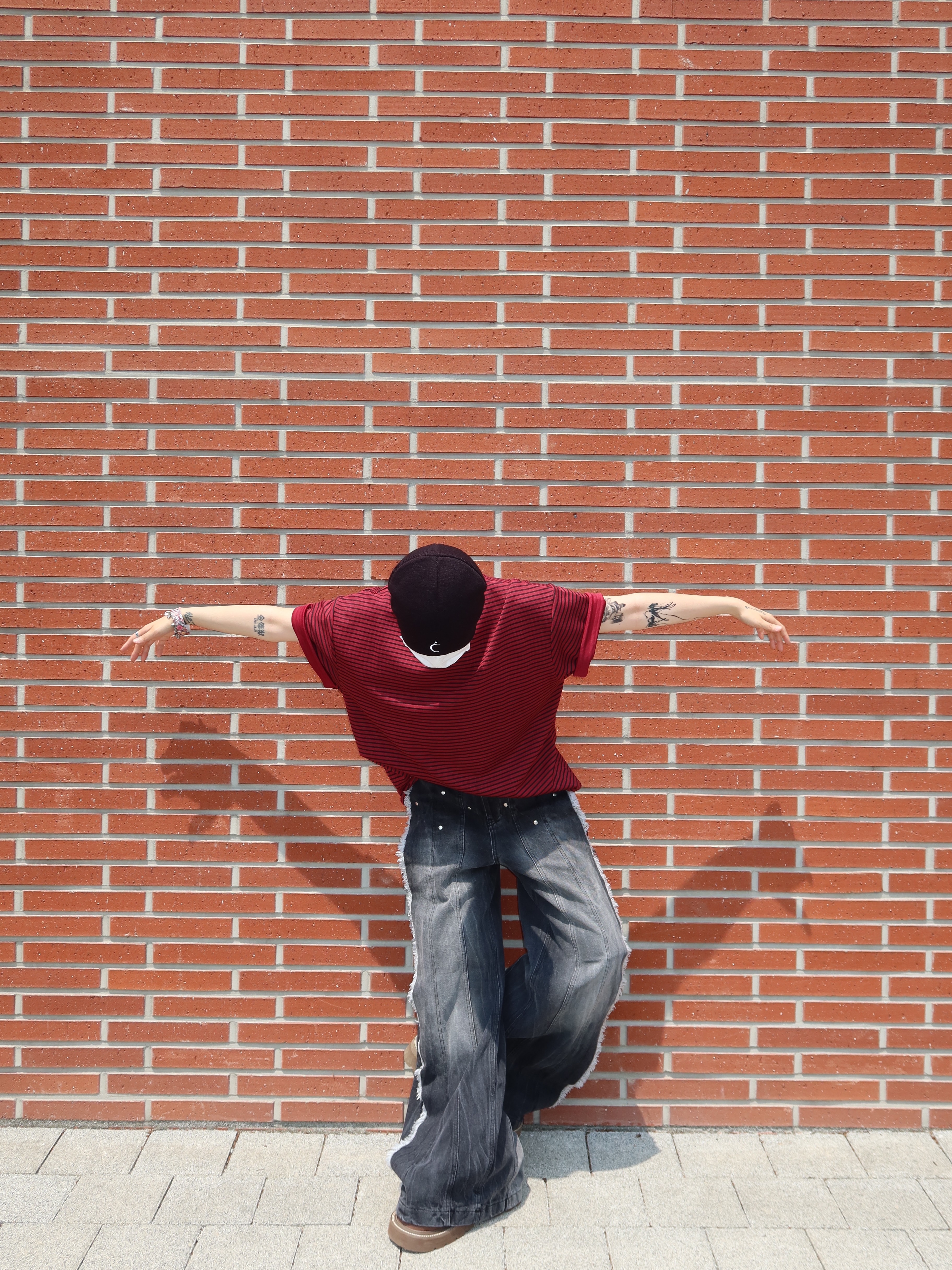Hono Report Stripe T-Shirt Red Stripe 착용 스타일 - 4