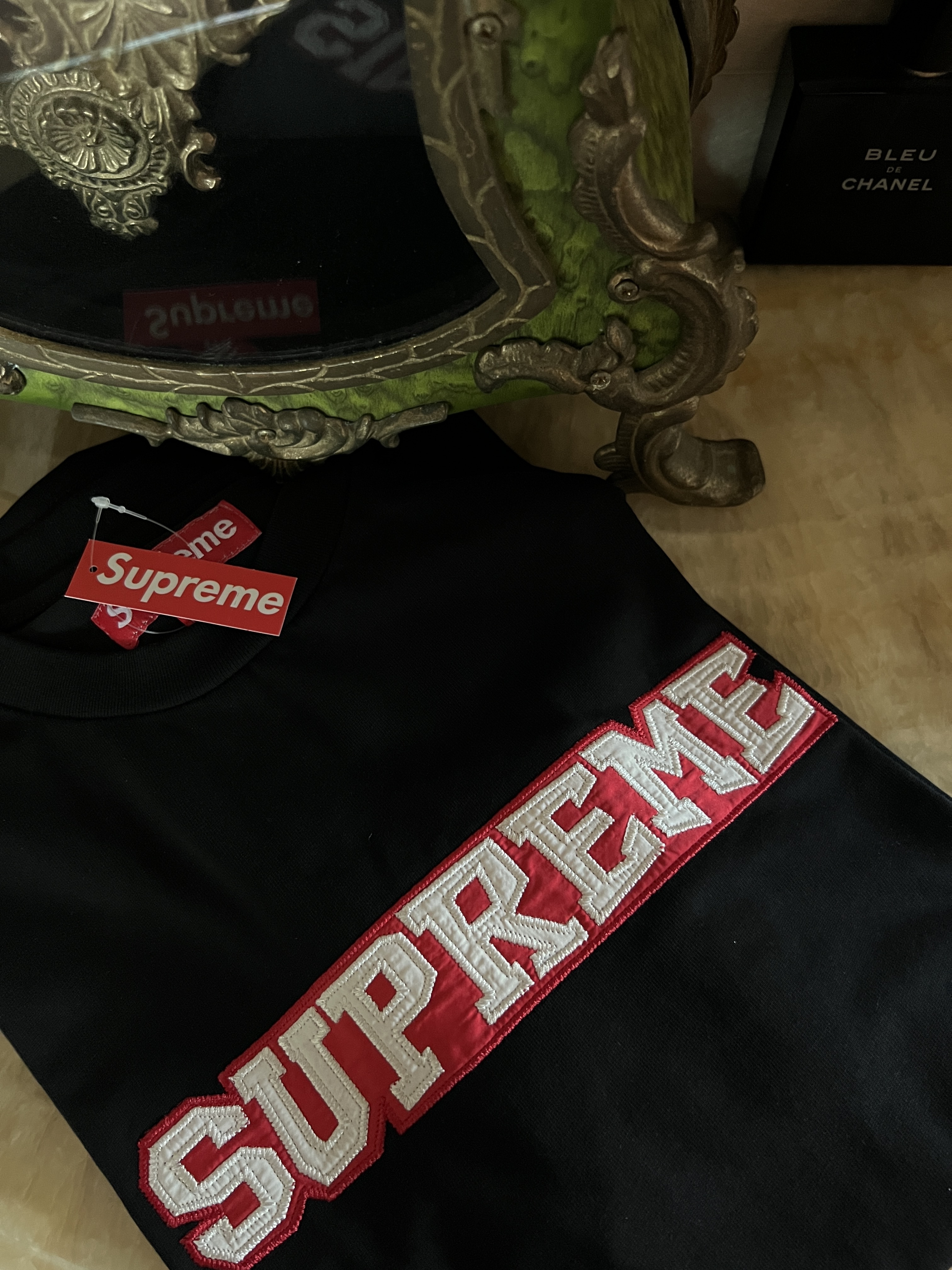 Supreme Satin Applique S/S Top Black - 25SS 착용 스타일
