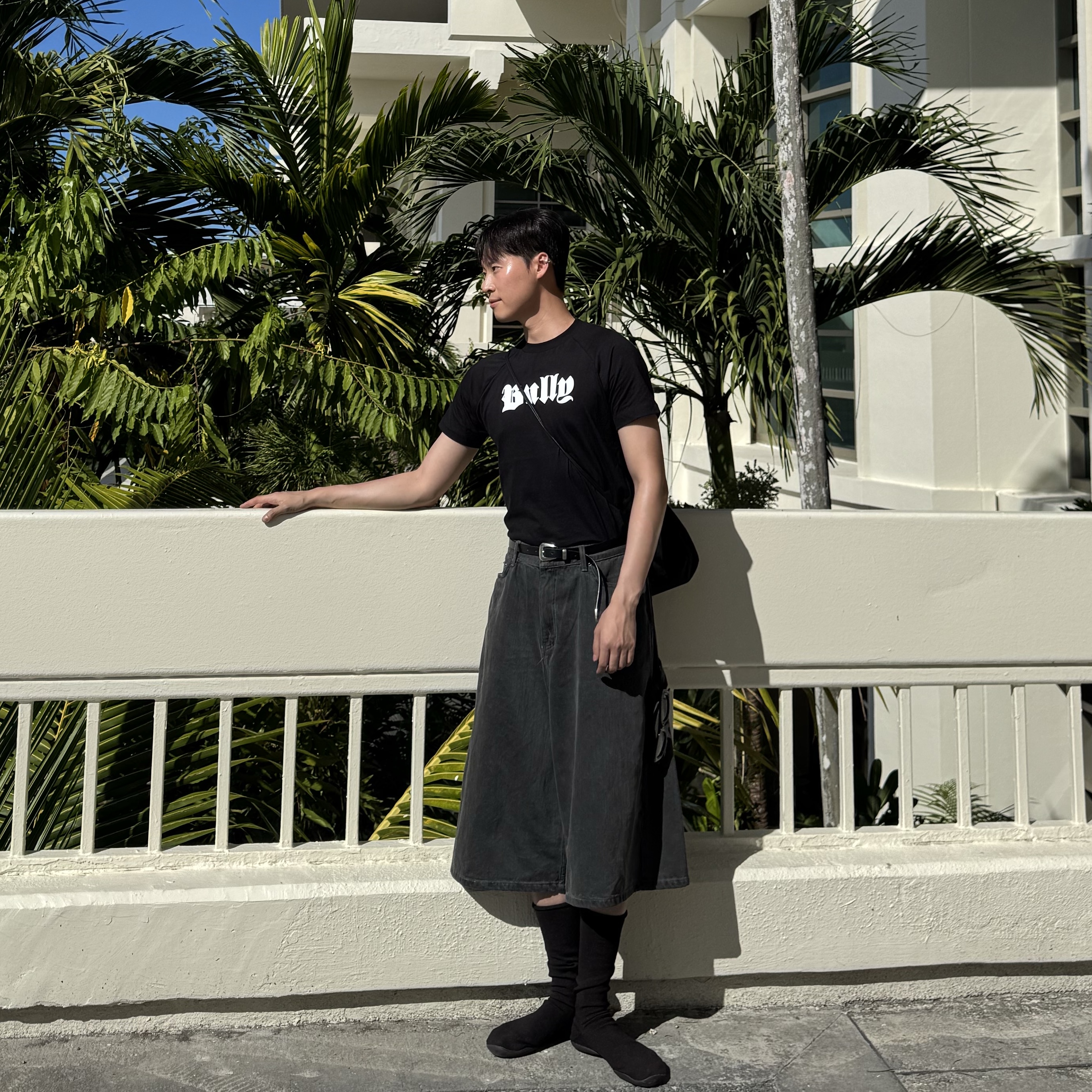 Yeezy Bully T-Shirt Black, Yeezy YZY Pods Black 착용 스타일