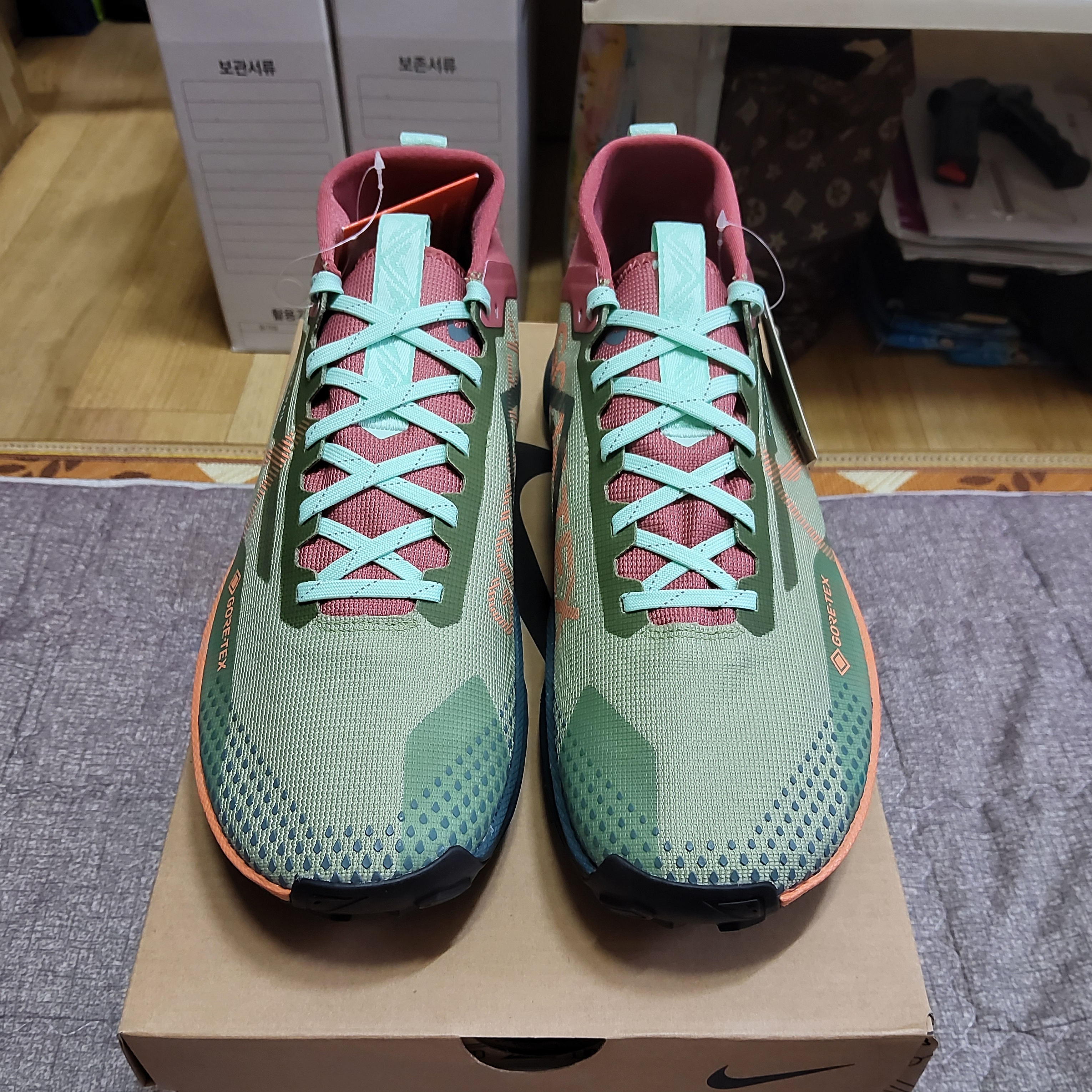 Nike React Pegasus Trail 4 Gore-Tex Alligator Orange Trance 착용 스타일 - 2