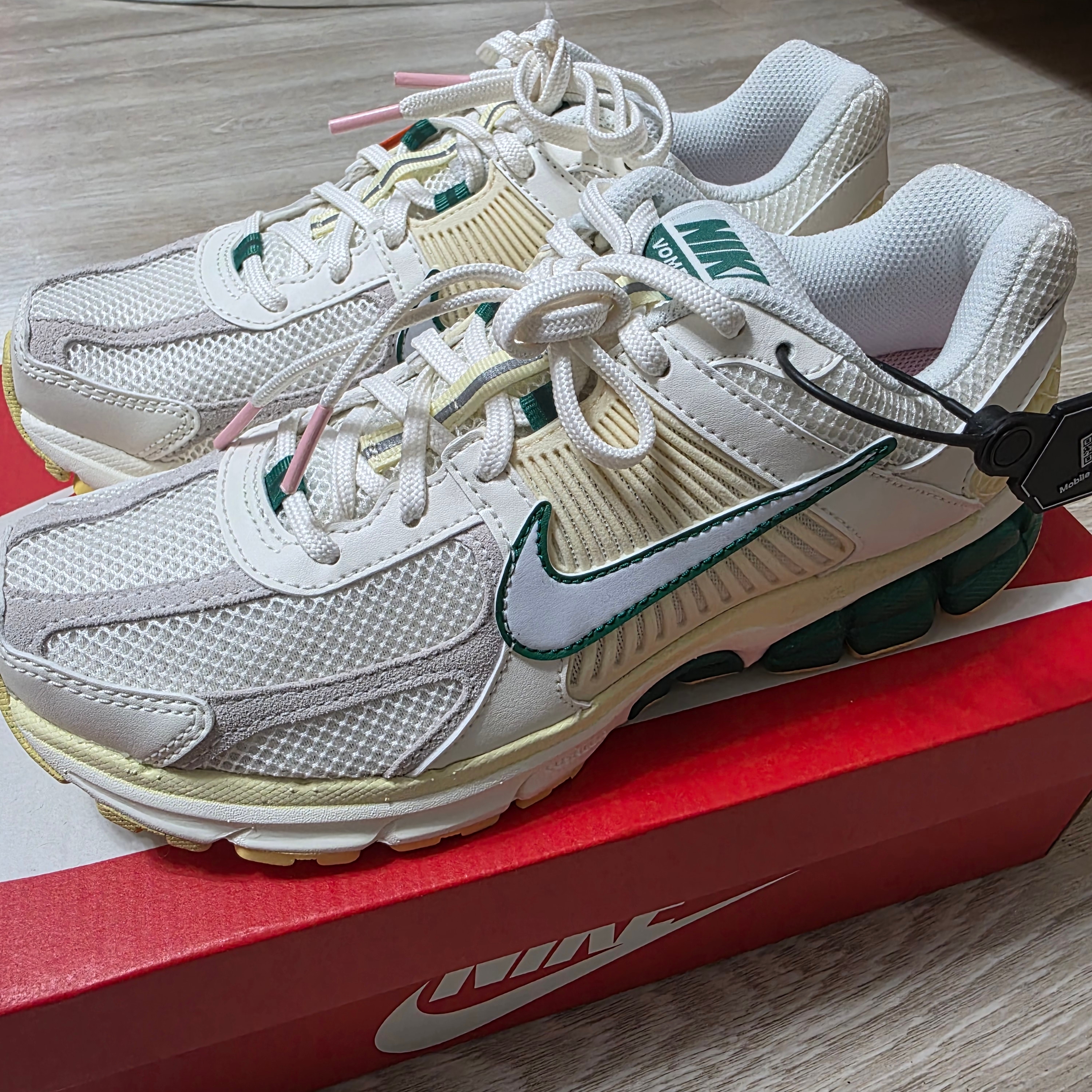 Nike Zoom Vomero 5 Sail Malachite Alabaster White 착용 스타일 - 1