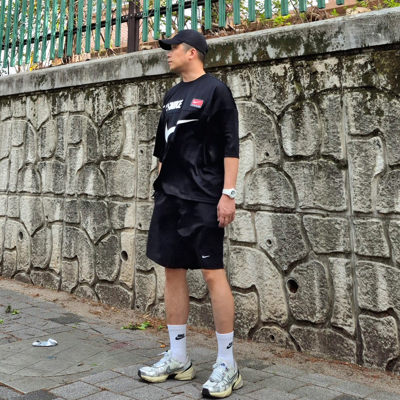 Nike V2K Run Summit White Metallic Silver, Nike Solo Swoosh Woven Shorts Black - Asia 착용 스타일 - 3