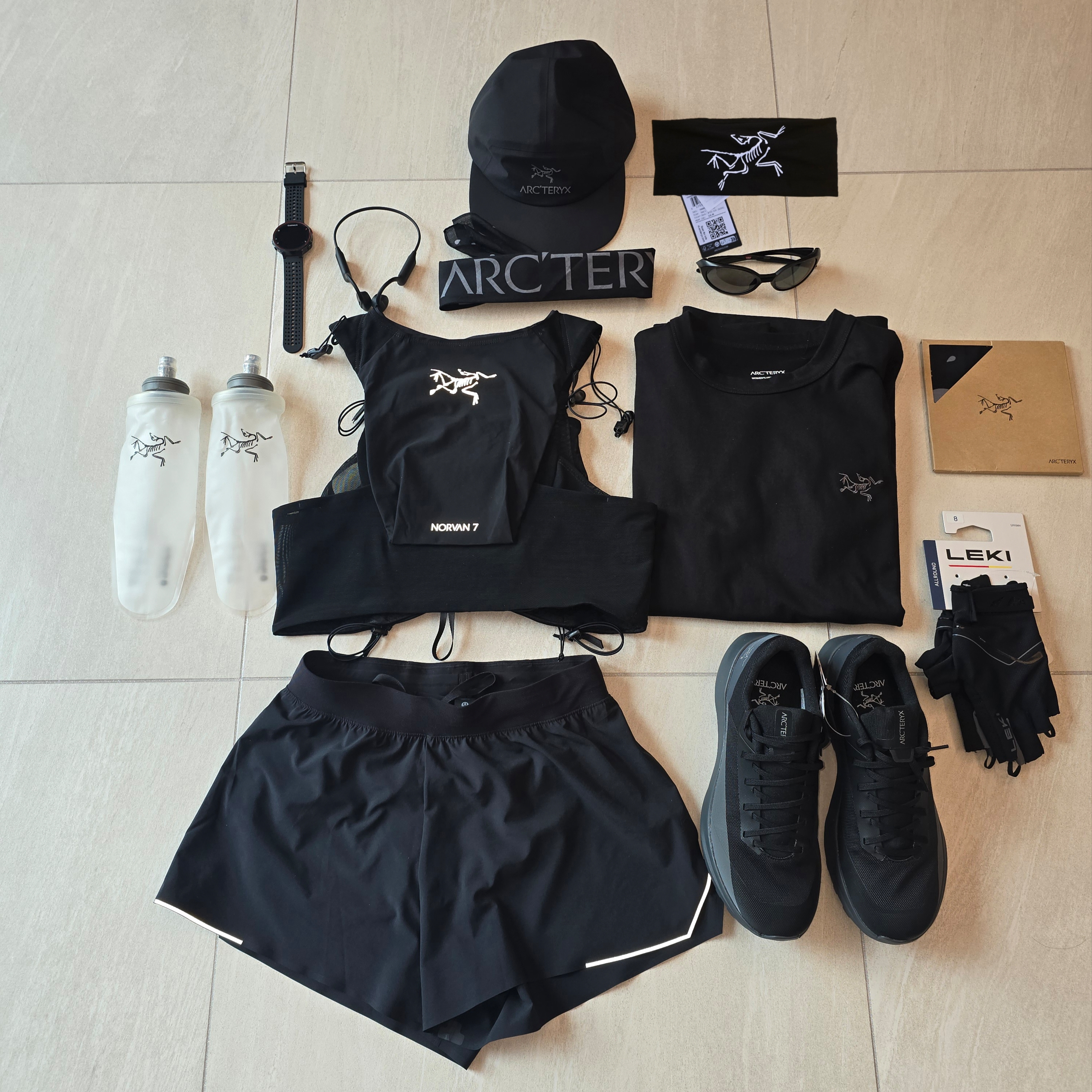 Arc'teryx Norvan 7 Vest Black, Arc'teryx Gore 5 Panel Cap Black 착용 스타일
