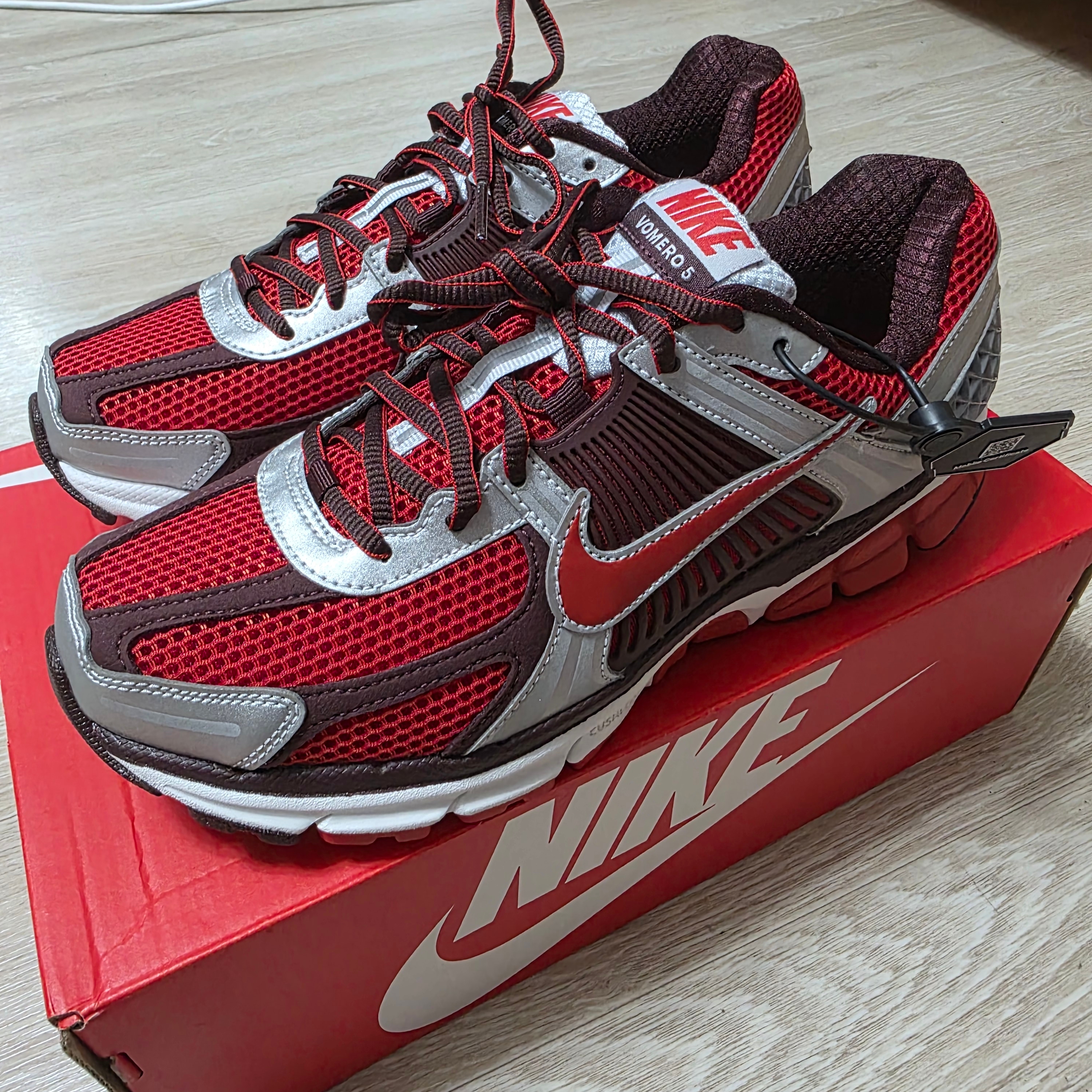 (W) Nike Zoom Vomero 5 Mystic Red and Platinum 착용 스타일 - 1