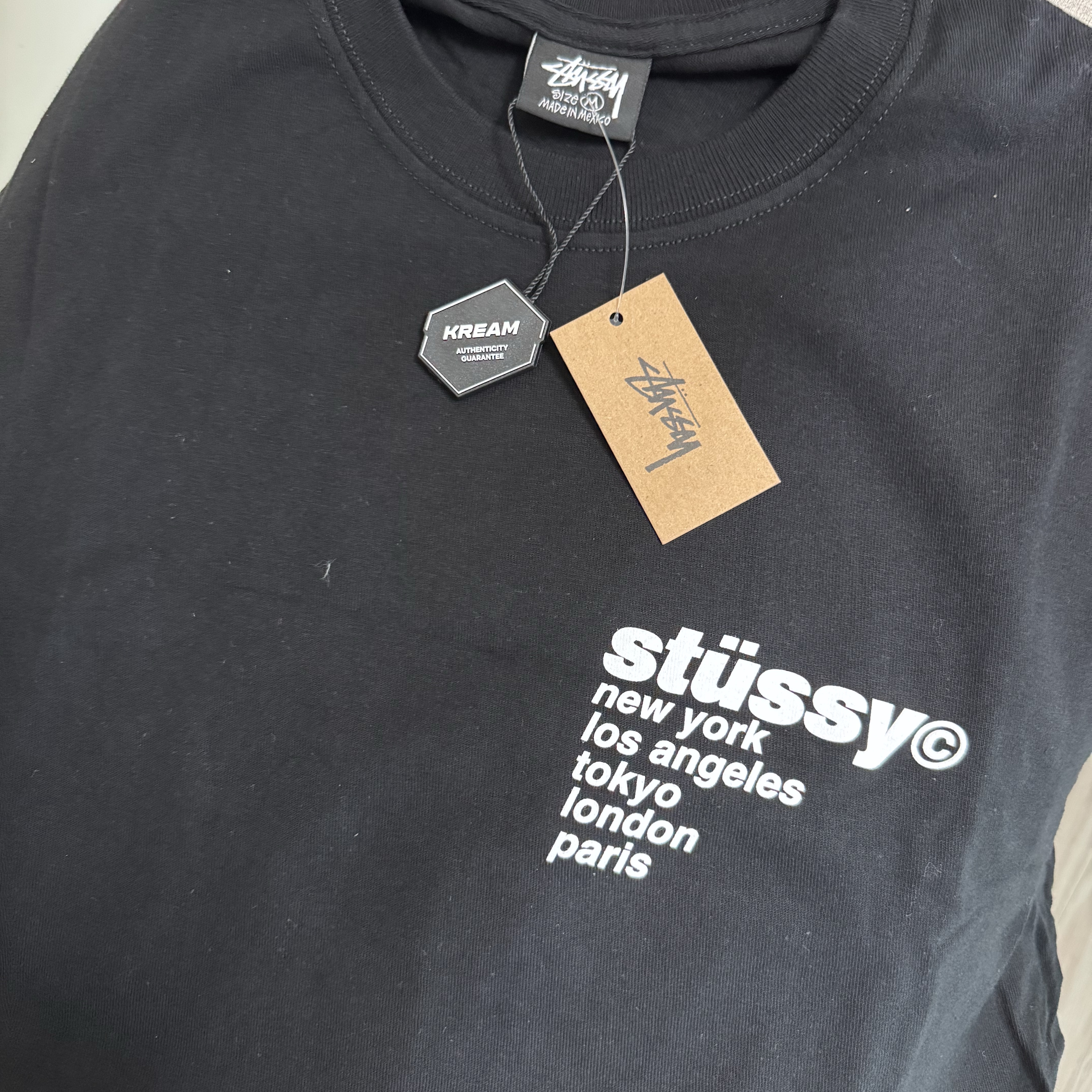 Stussy Strawberry T-Shirt Black 착용 스타일 - 1