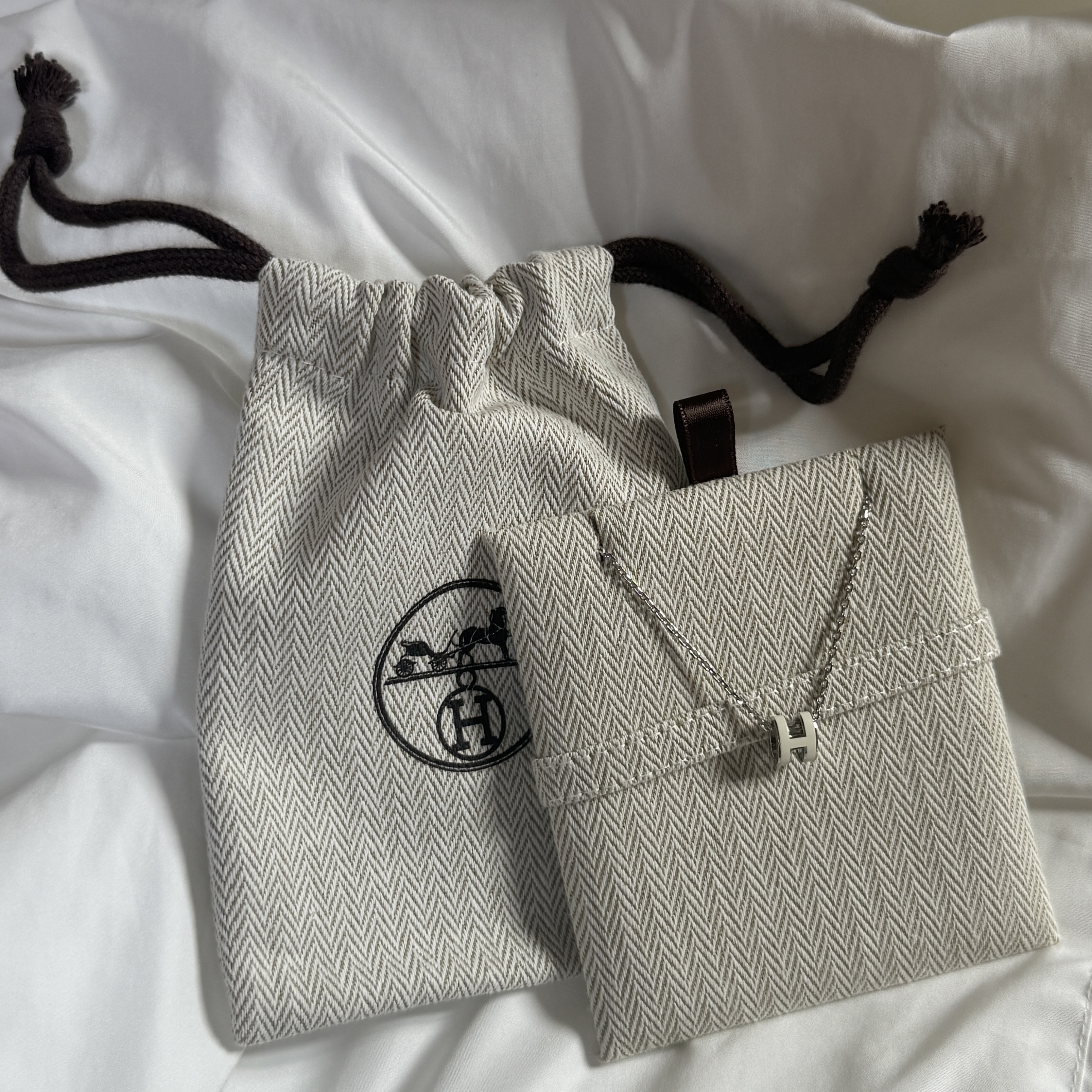 (W) Hermes Mini Pop H Pendant Palladium & Blanc 착용 스타일