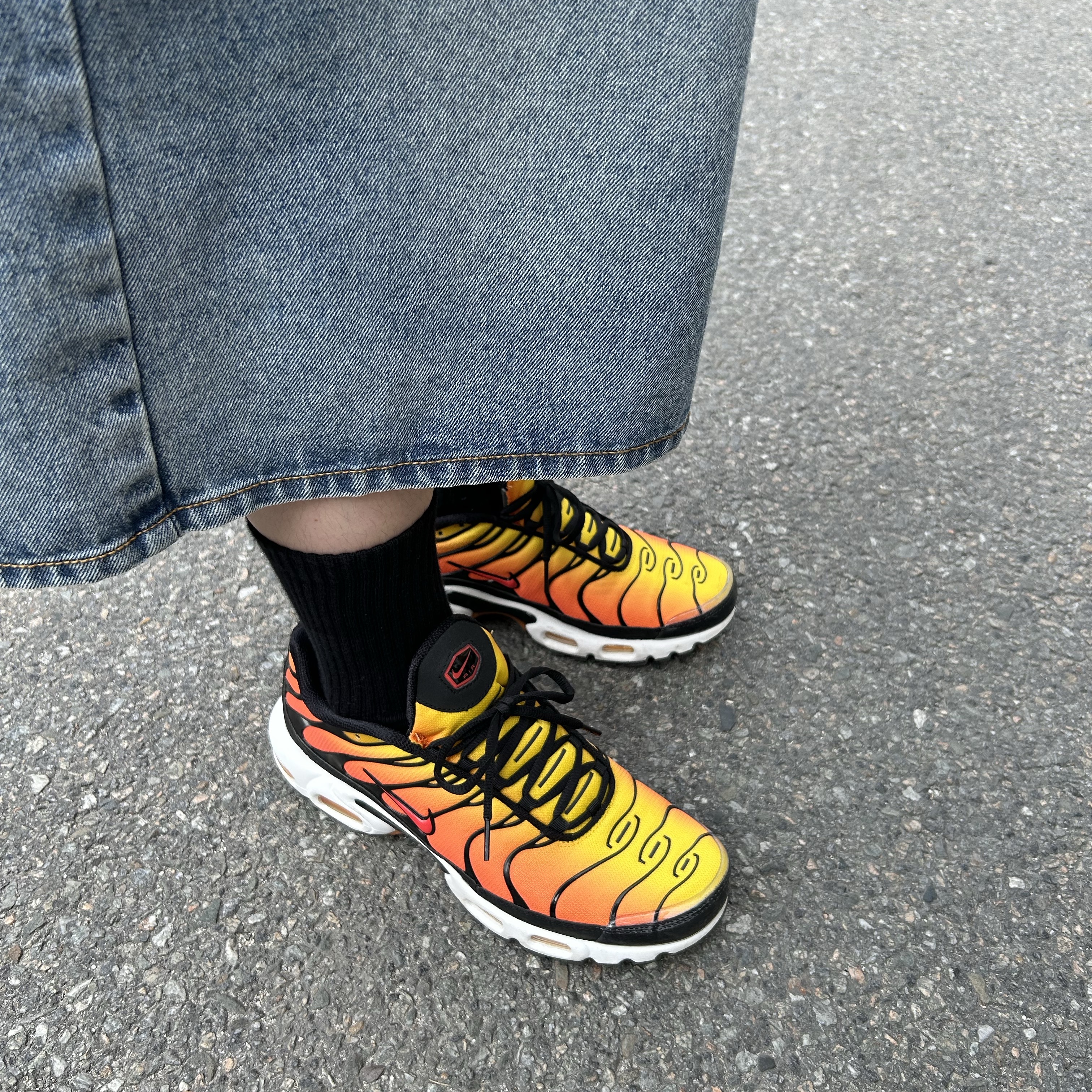Nike Air Max Plus Bright Ceramic and Tour Yellow 착용 스타일 - 2