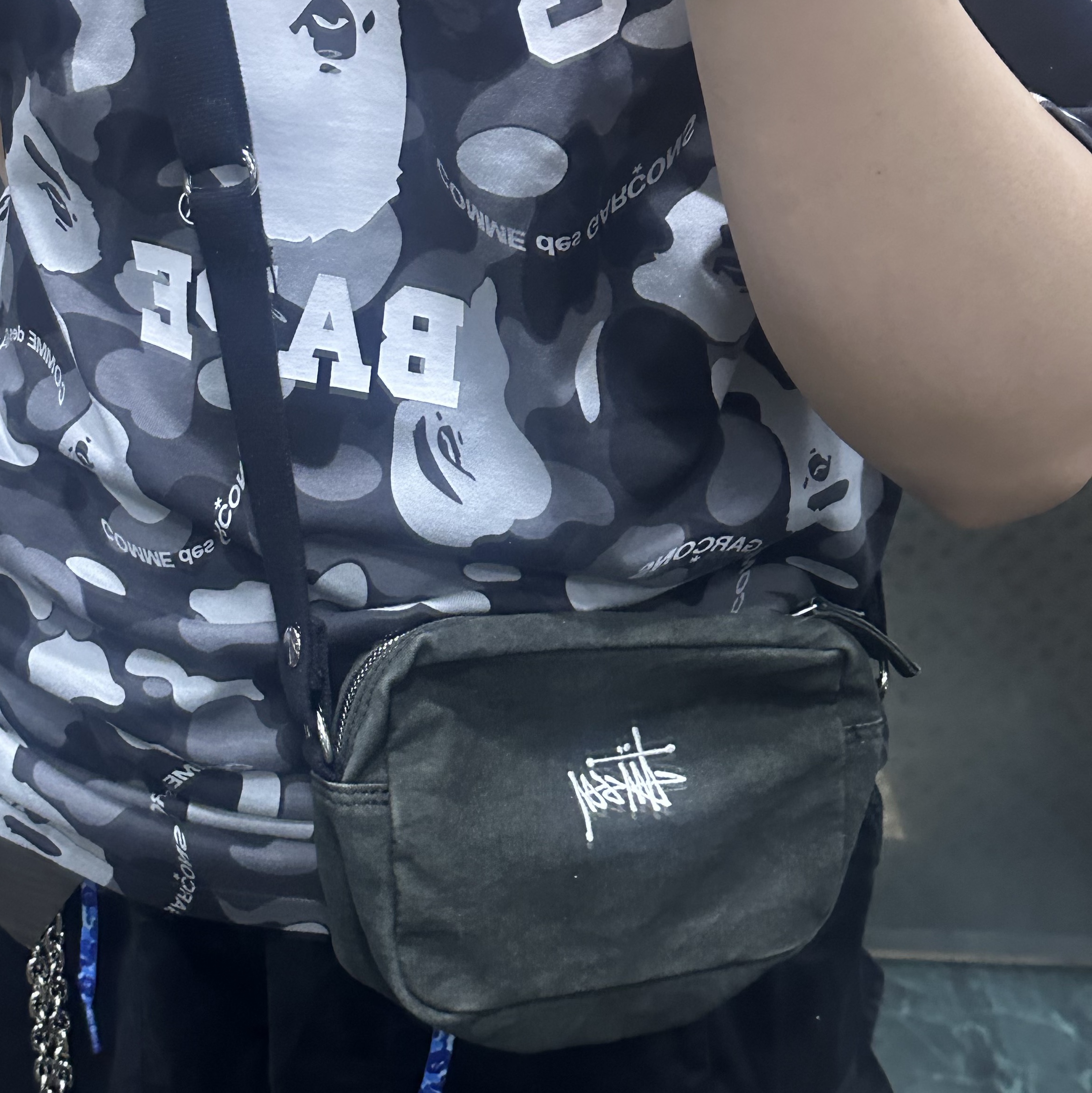BAPE x Comme des Garcons Osaka Camo College T-Shirt Black 착용 스타일 - 2