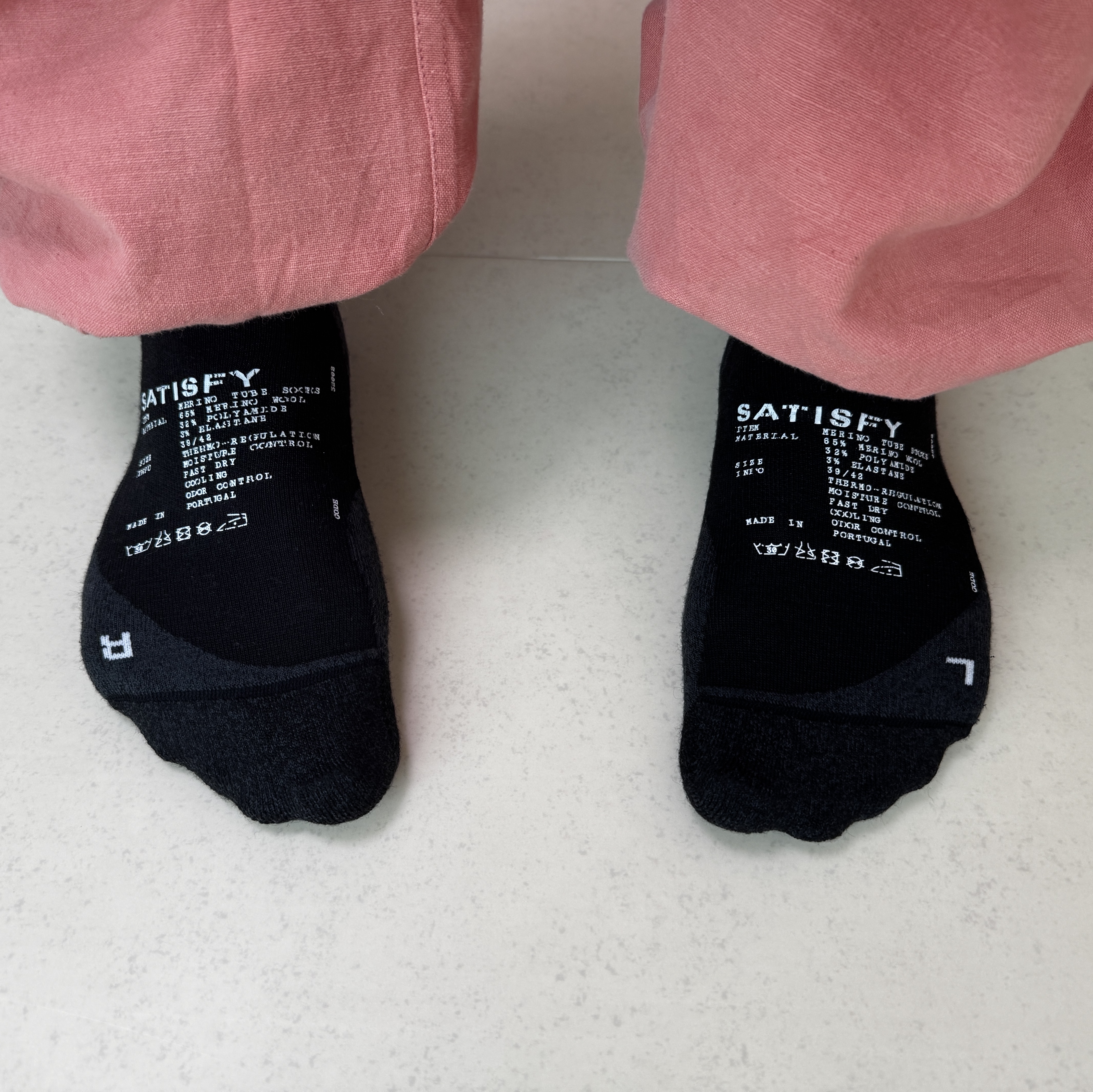Satisfy Merino Nylon Tube Socks Black 착용 스타일