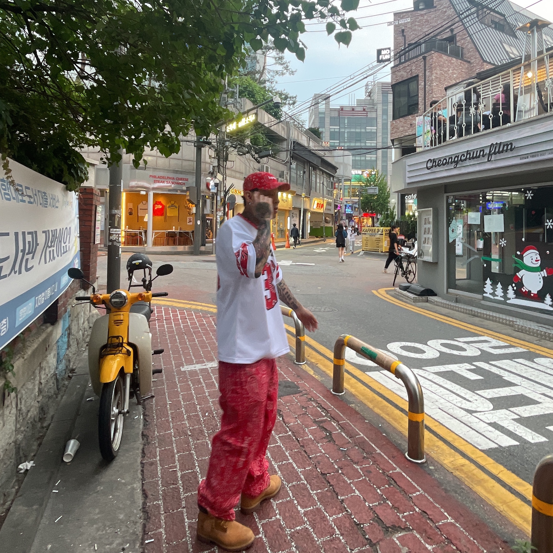 Supreme Bandana Football Jersey White - 25SS, Supreme Bandana Camp Cap Red - 21SS 착용 스타일 - 2