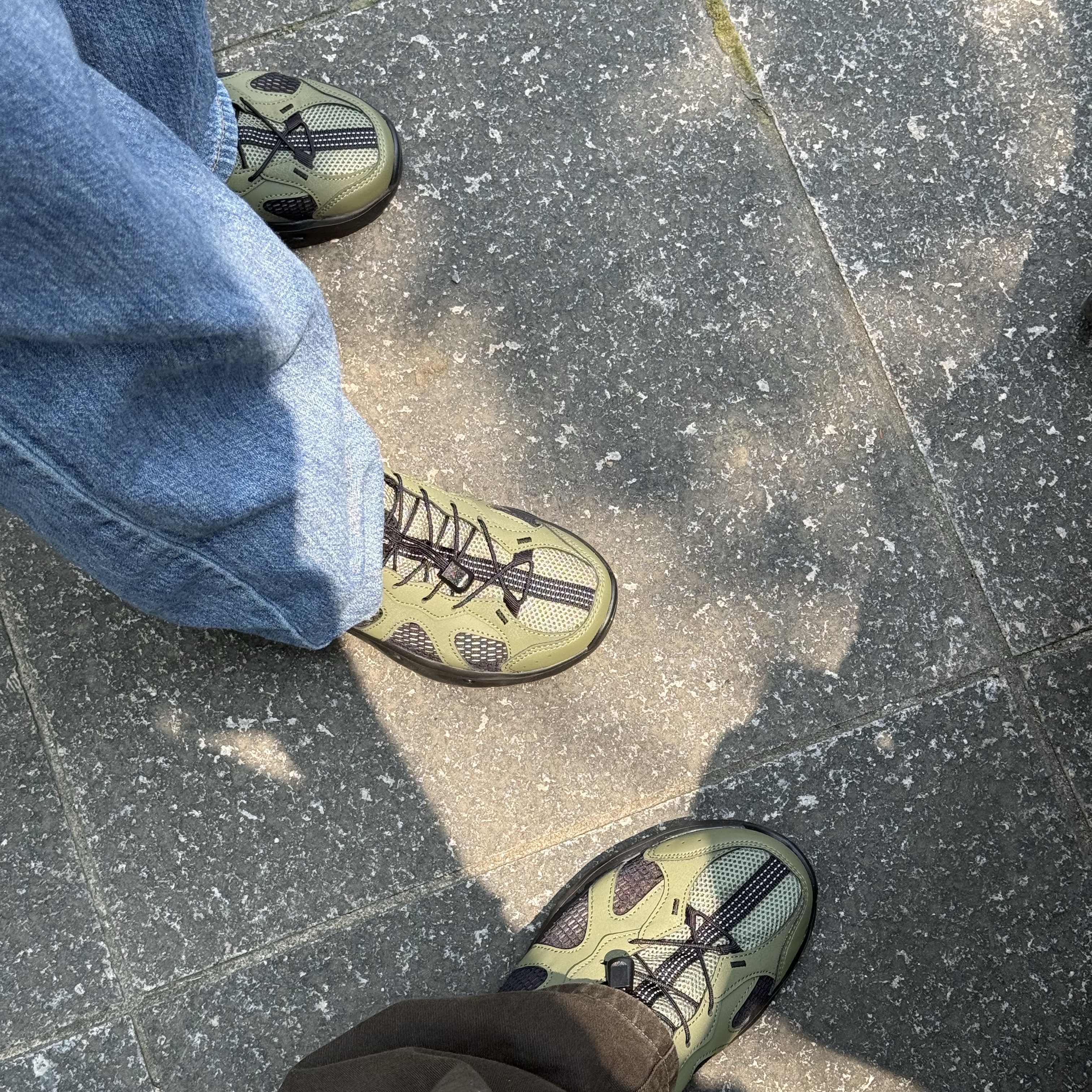New Balance Kave Sandal Khaki 착용 스타일