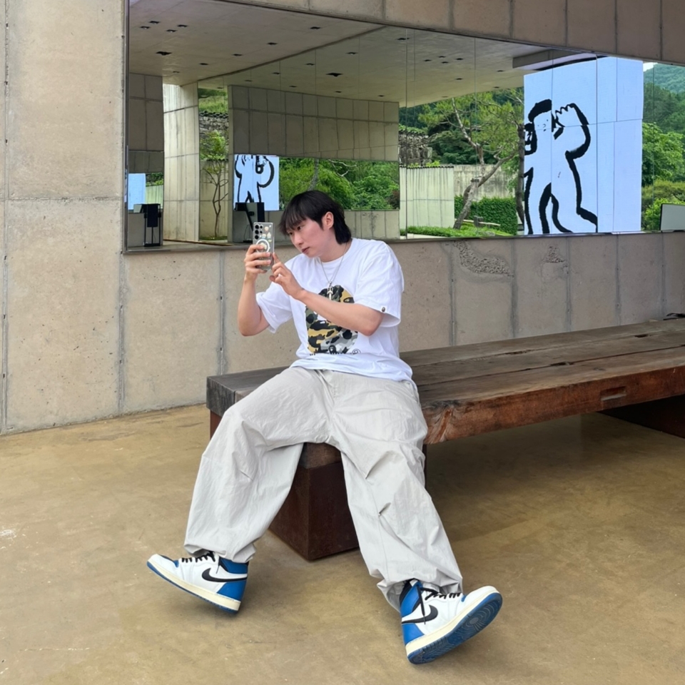 Jordan 1 x Travis Scott x Fragment Retro High OG SP Military Blue, BAPE 1st Camo Crazy By Bathing Ape T-Shirt White 착용 스타일 - 1