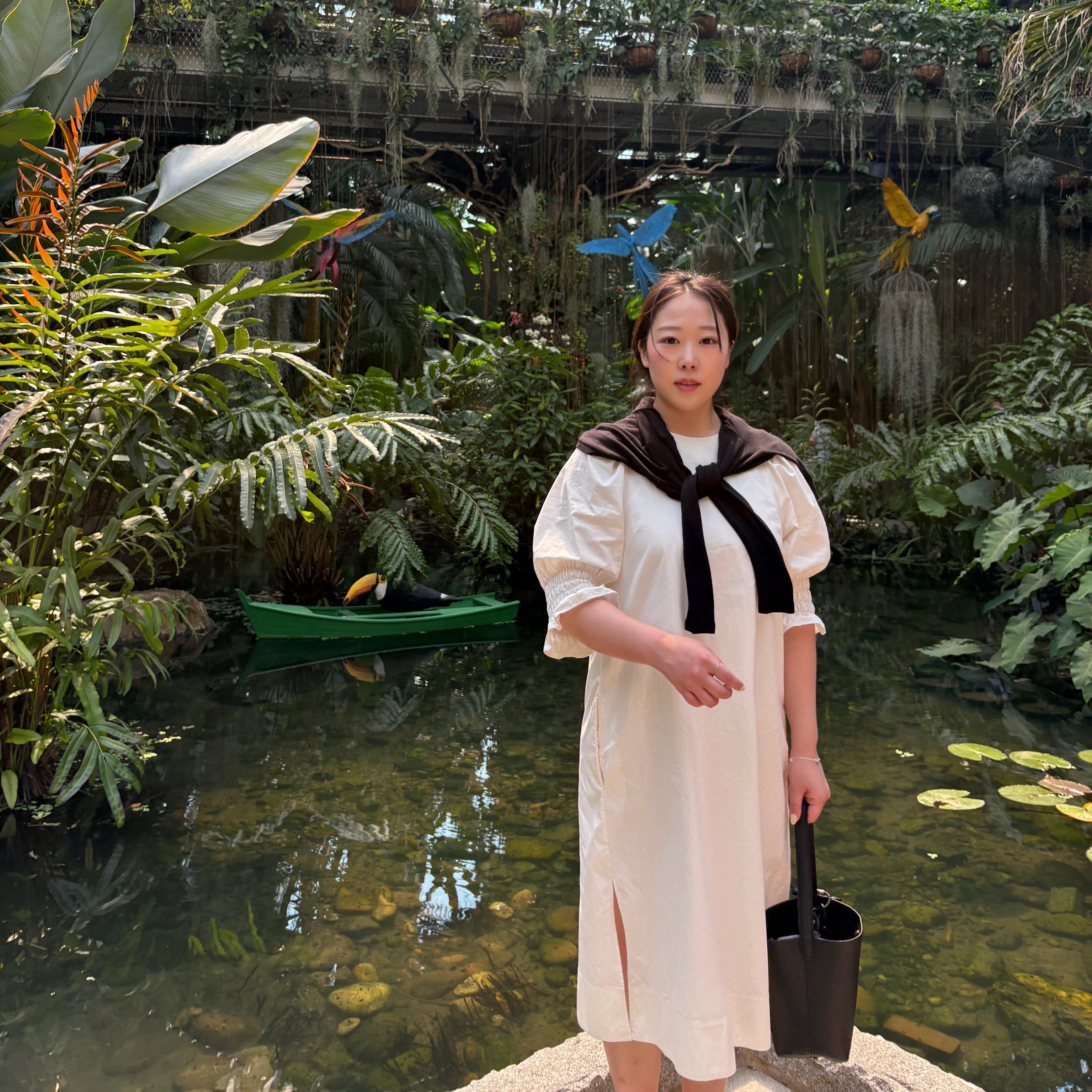 The Row Small N/S Park Tote in Grained Calfskin Leather Black 착용 스타일