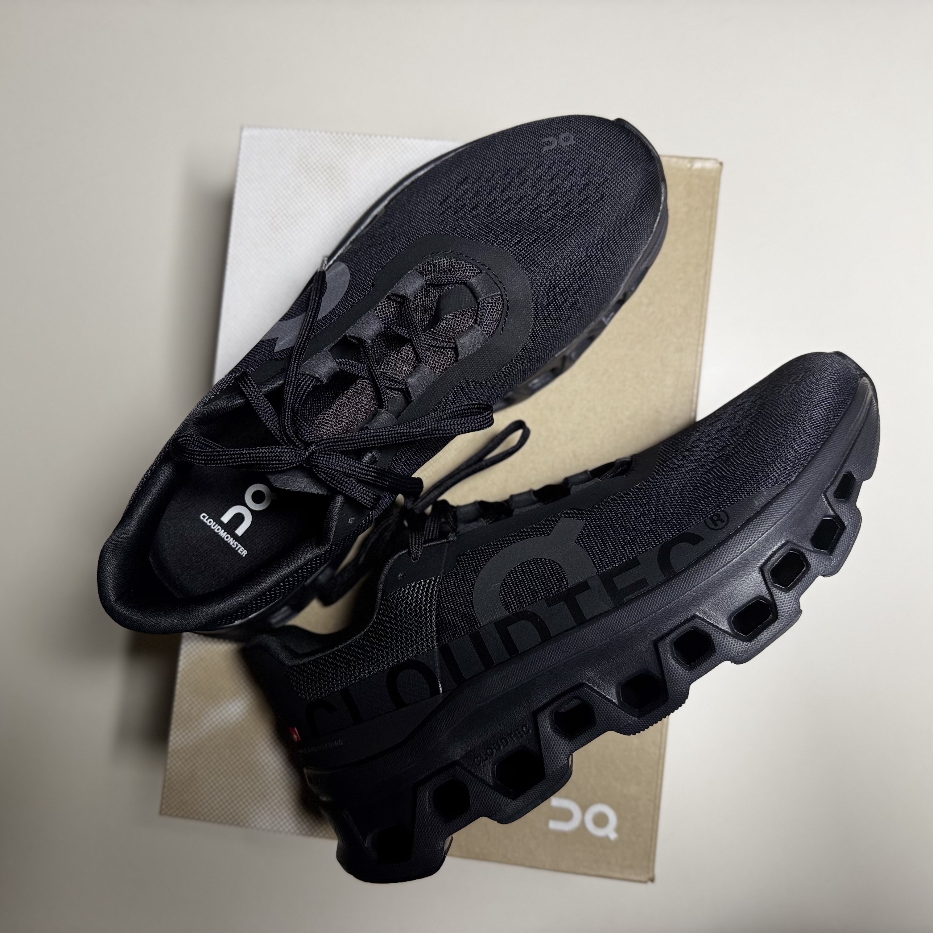 On Running Cloudmonster All Black, New Balance 1000 Black Silver Metallic 착용 스타일 - 2