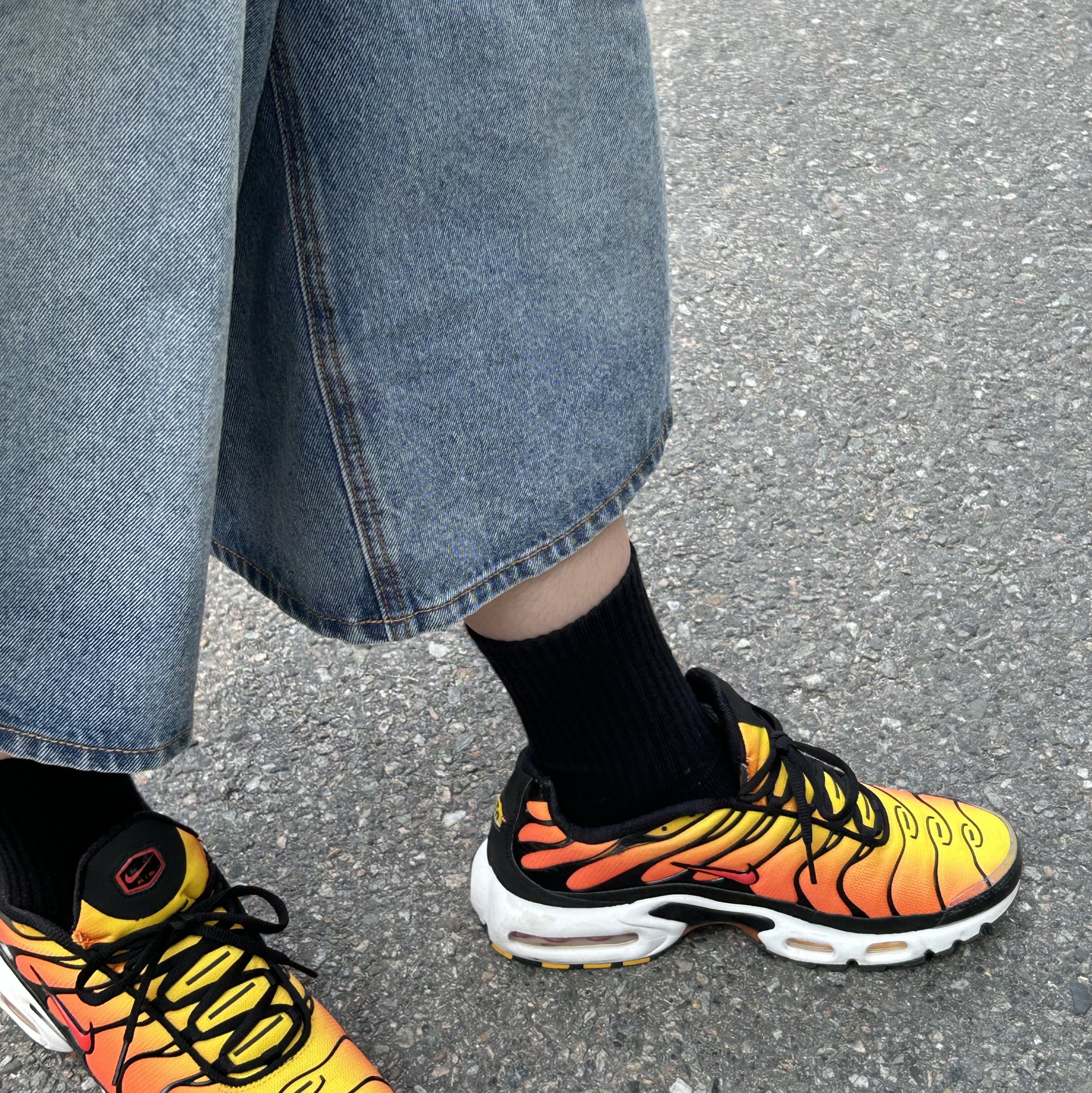 Nike Air Max Plus Bright Ceramic and Tour Yellow 착용 스타일 - 1