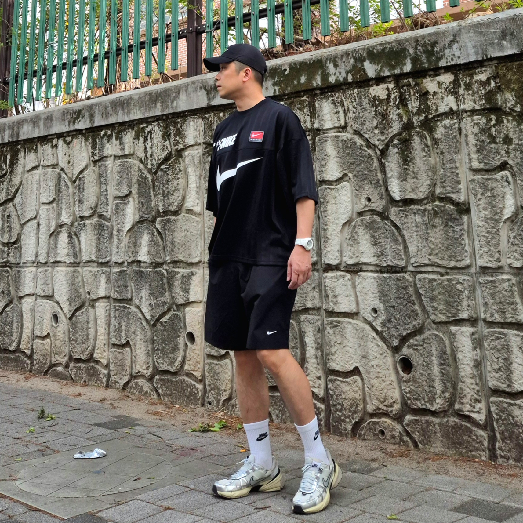 Nike V2K Run Summit White Metallic Silver, Nike Solo Swoosh Woven Shorts Black - Asia 착용 스타일 - 1