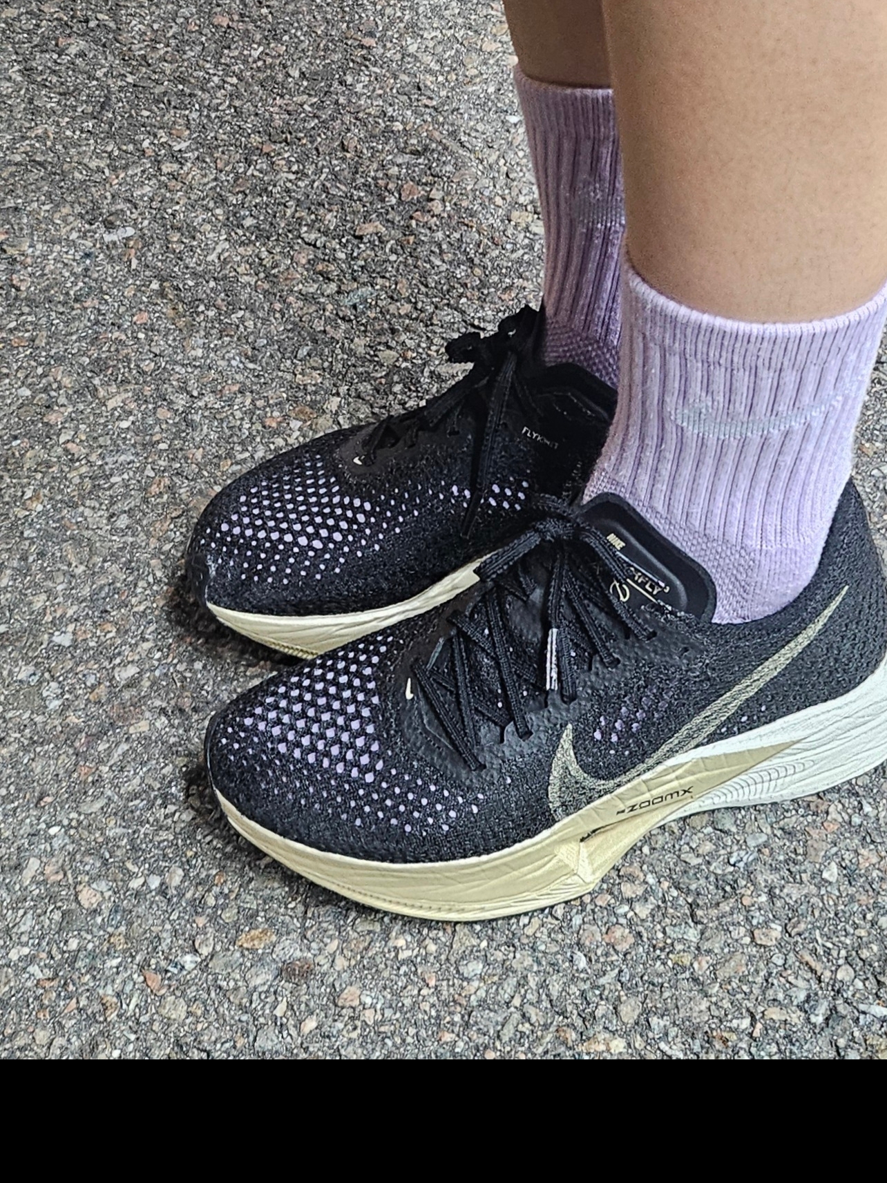 (W) Nike ZoomX Vaporfly Next% 3 Black Metallic Gold Grain 착용 스타일 - 3