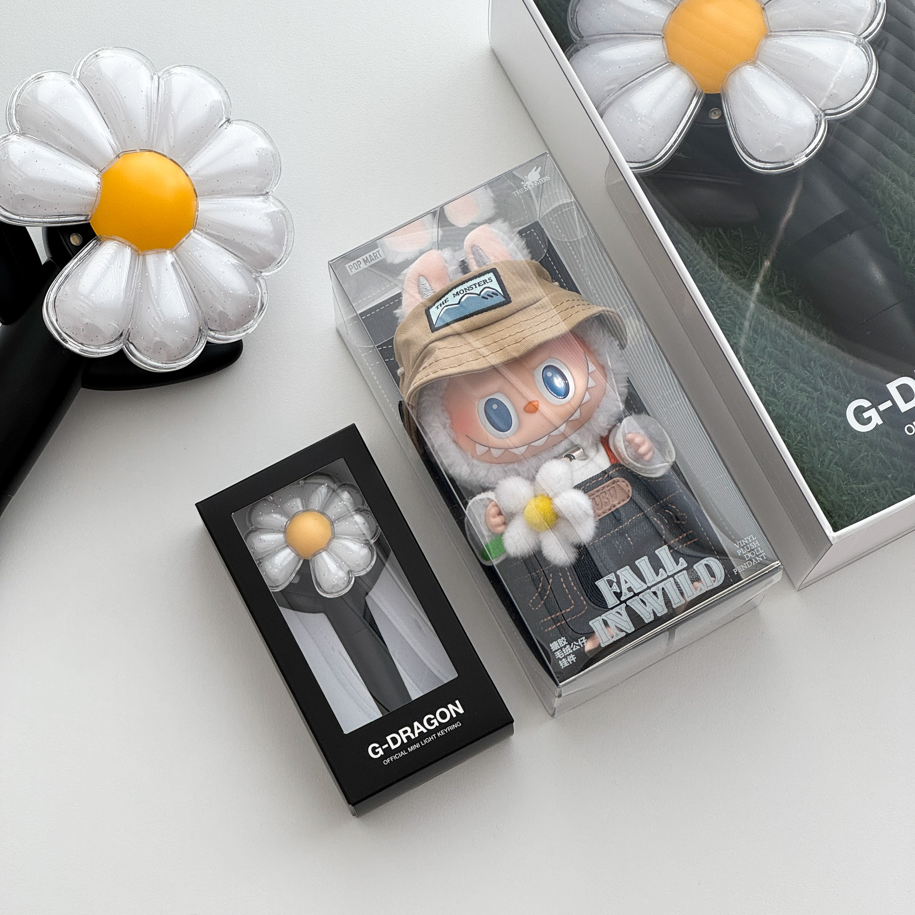 Pop Mart Fall In Wild Labubu Series Toy Keyring, G-DRAGON Ubermensch Official Light Stick 착용 스타일