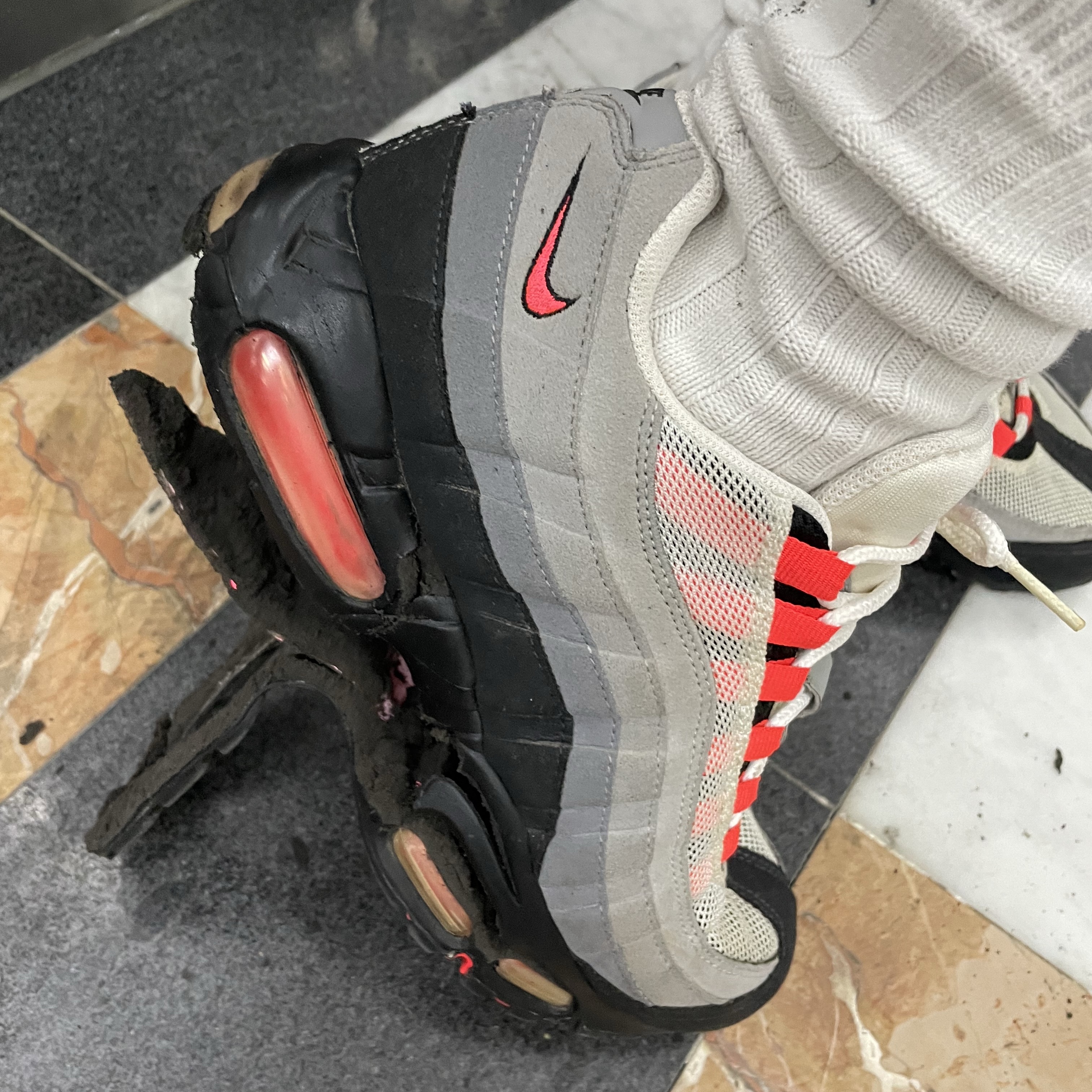 Nike Air Max 95 OG Bright Mandarin 착용 스타일 - 1