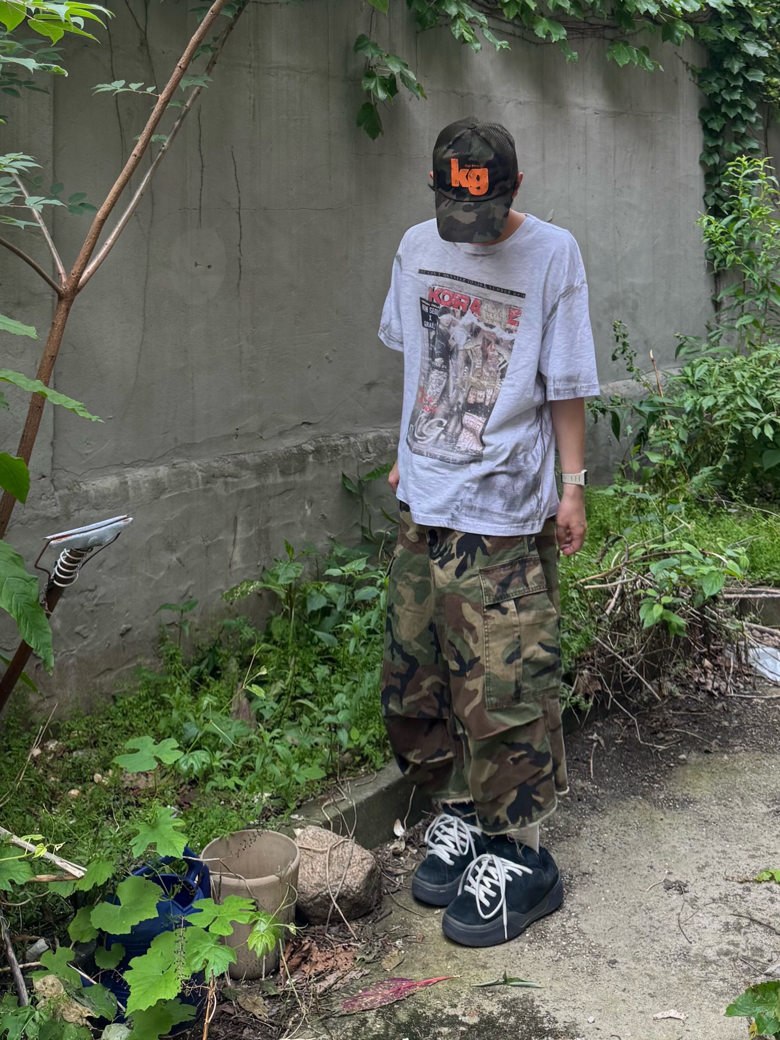 GRAILZ x KOIN SEOUL Magazine T-Shirts Melange Grey, GRAILZ x KOIN SEOUL Kg Logo Cap Camo 착용 스타일 - 3