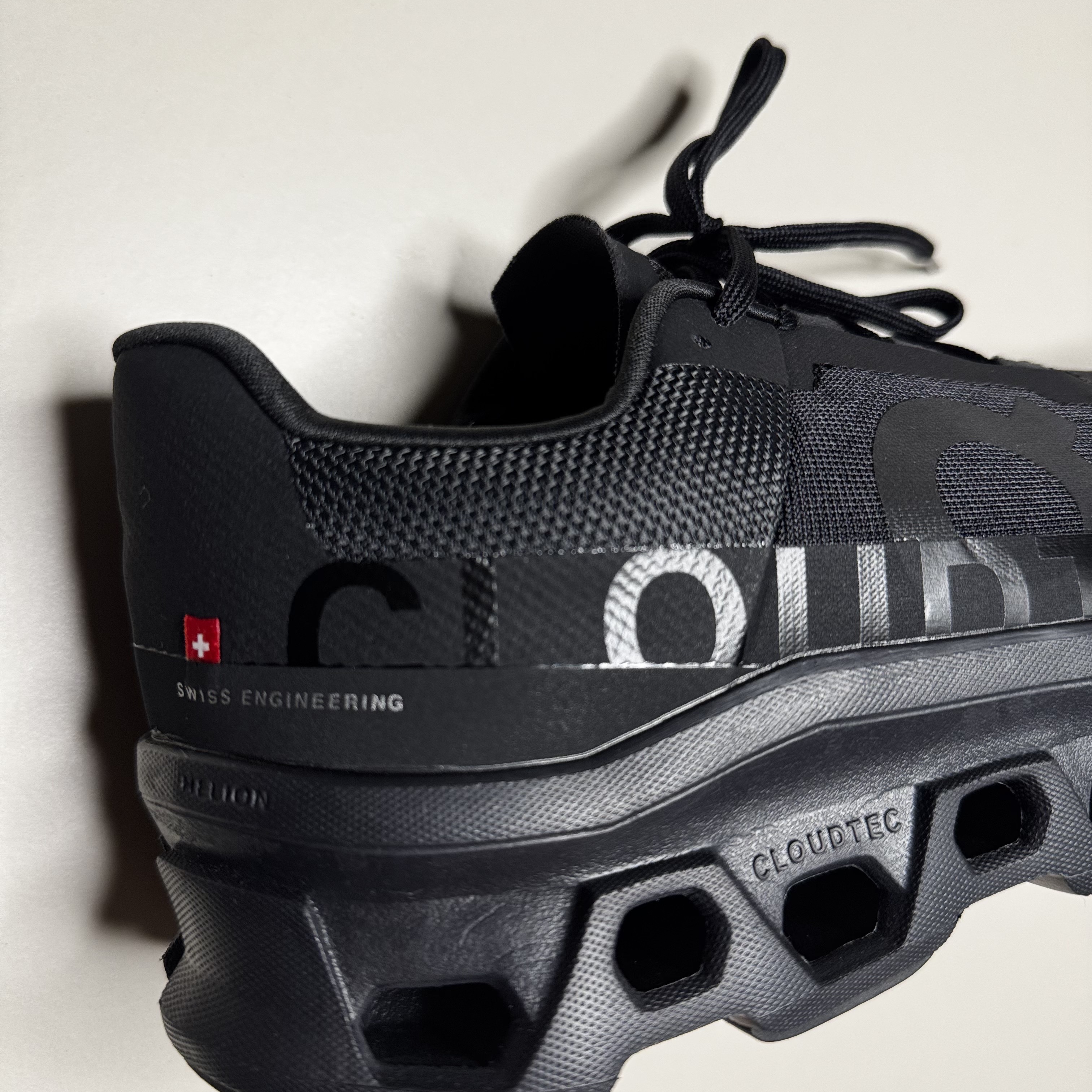 On Running Cloudmonster All Black, New Balance 1000 Black Silver Metallic 착용 스타일 - 4