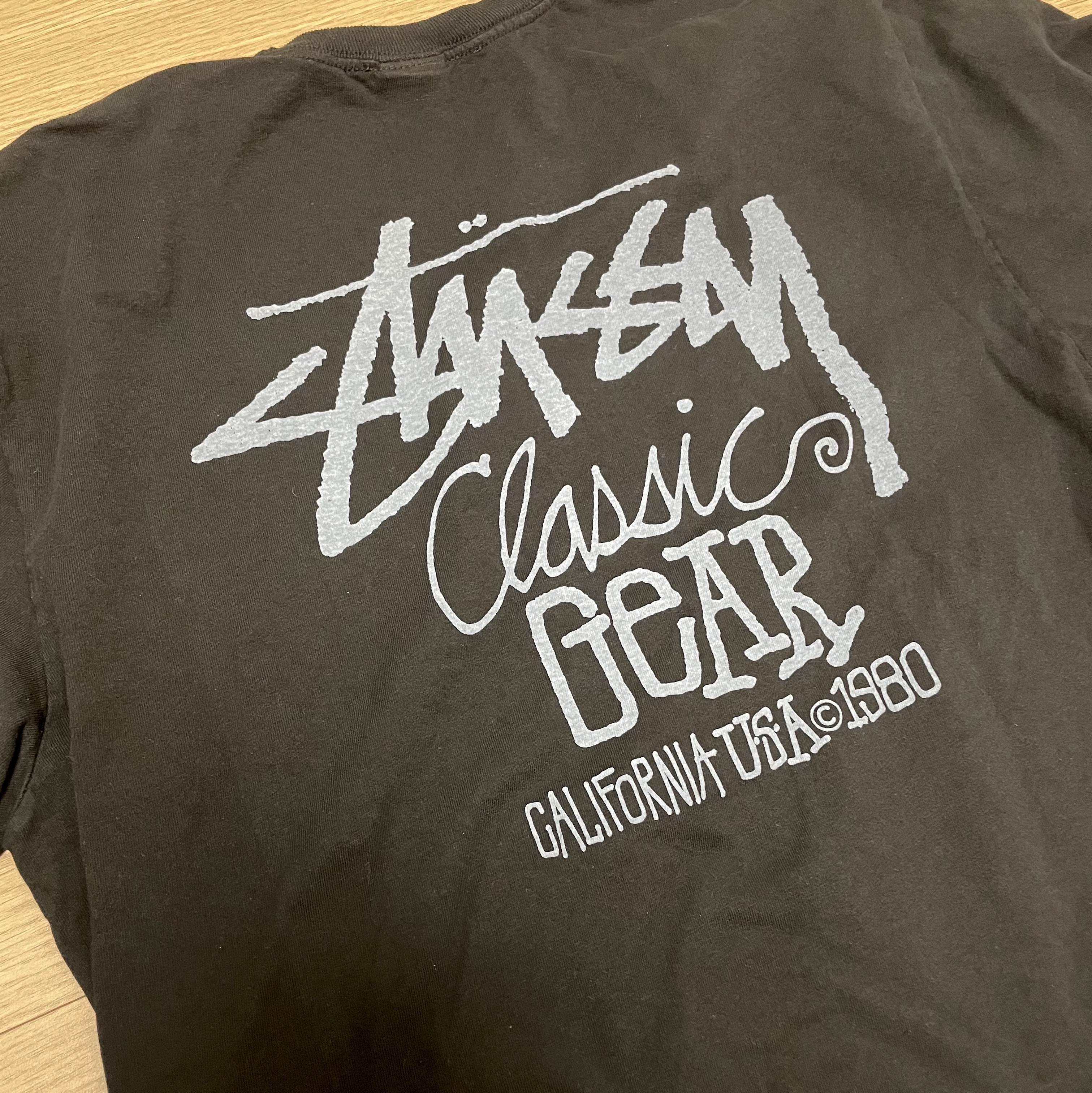Stussy Pigment Dyed Classic Gear T-Shirt Black, Stussy New Era 9twenty Basic Trucker Green 착용 스타일 - 1