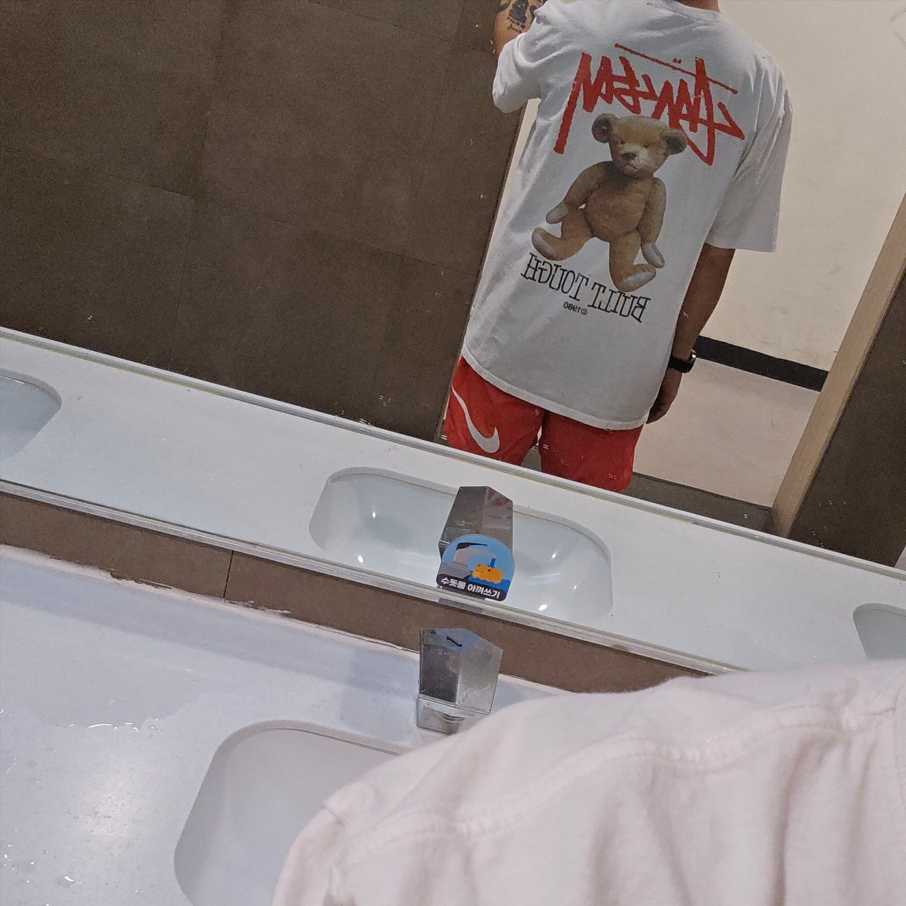 Stussy Built Tough T-Shirt White, Nike x Stussy Water Shorts Habanero Red 착용 스타일 - 1