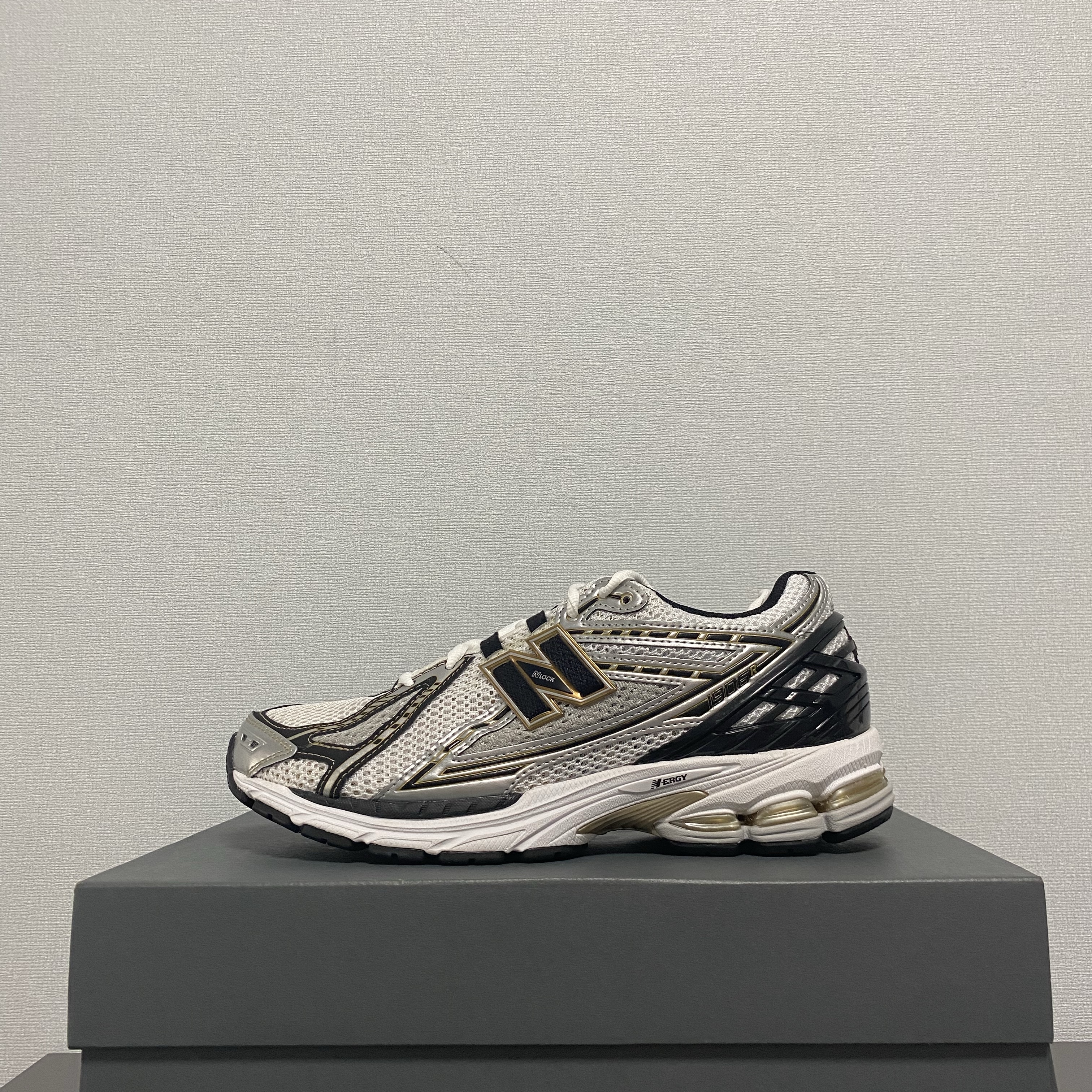 New Balance 1906R White Gold 착용 스타일