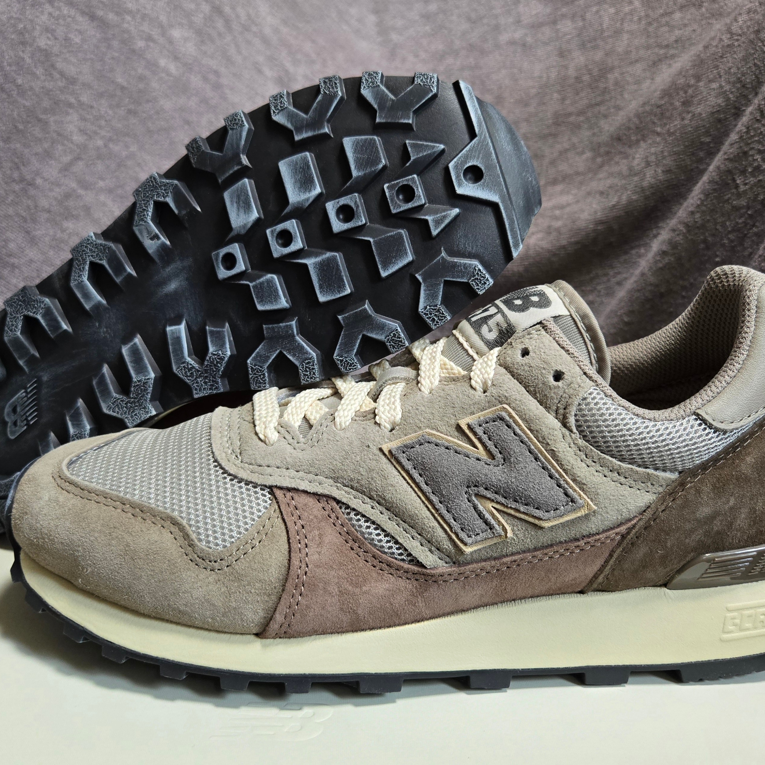 New Balance x Auralee 475 London Fog Taupe Gray, New Balance 574 Grey Sky Blue 착용 스타일 - 2