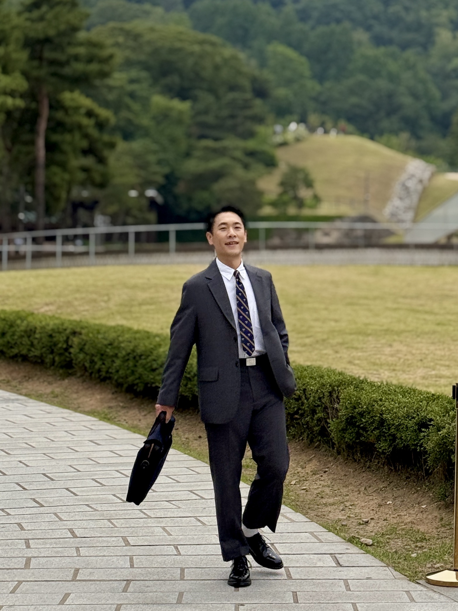Filson Rugged Twill Original Briefcase Navy 착용 스타일 - 1