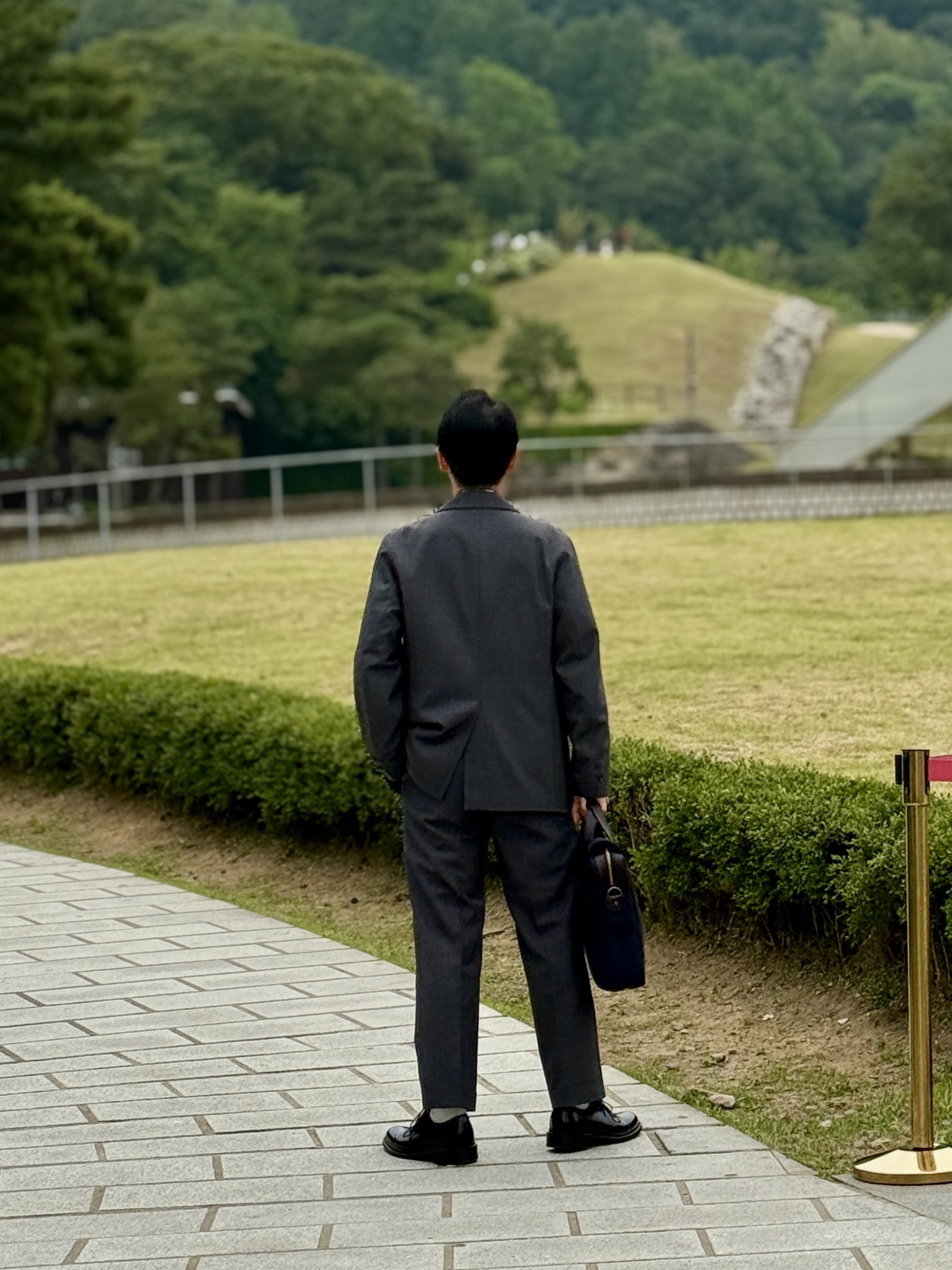 Filson Rugged Twill Original Briefcase Navy 착용 스타일 - 4