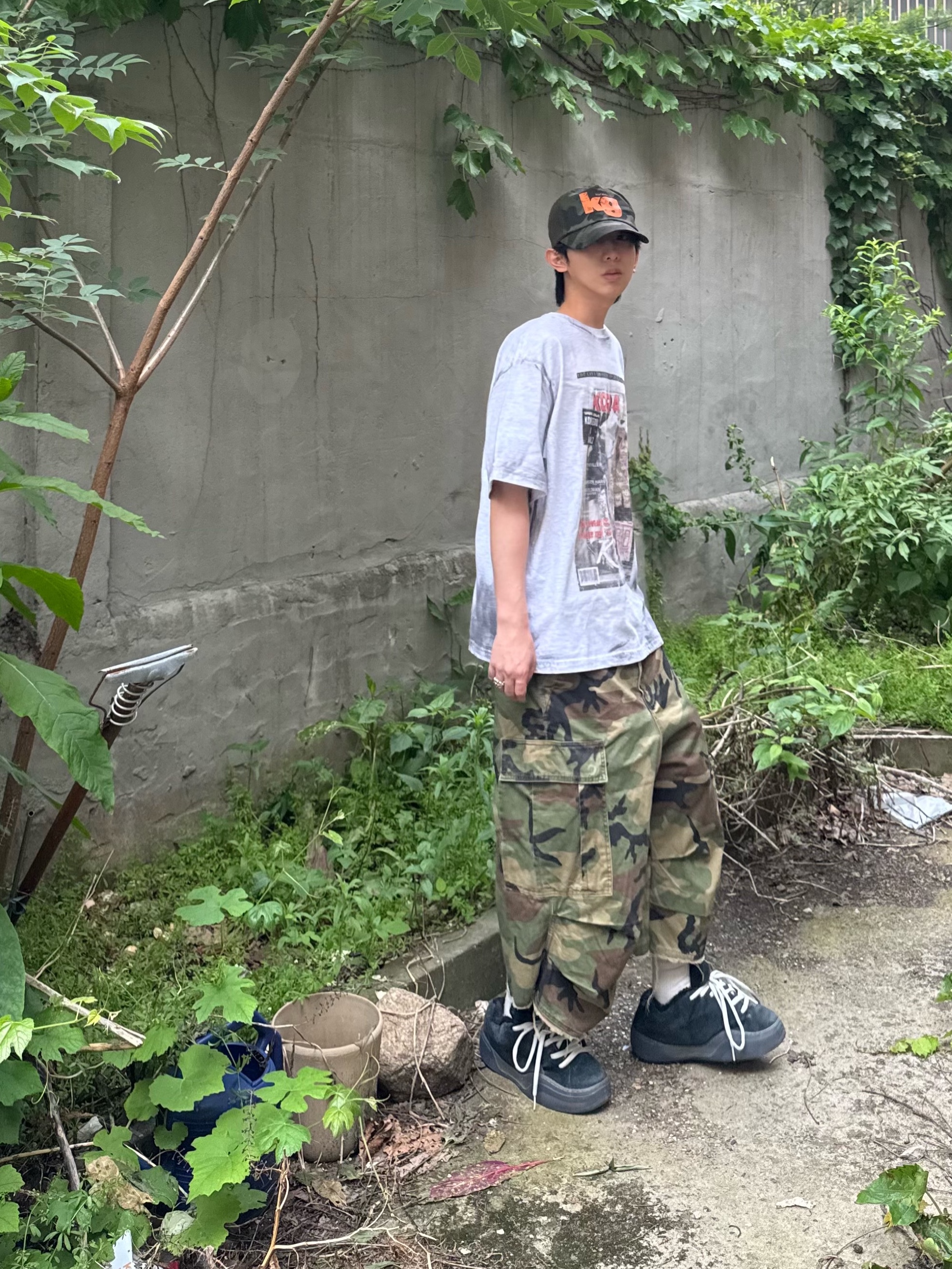 GRAILZ x KOIN SEOUL Magazine T-Shirts Melange Grey, GRAILZ x KOIN SEOUL Kg Logo Cap Camo 착용 스타일 - 5