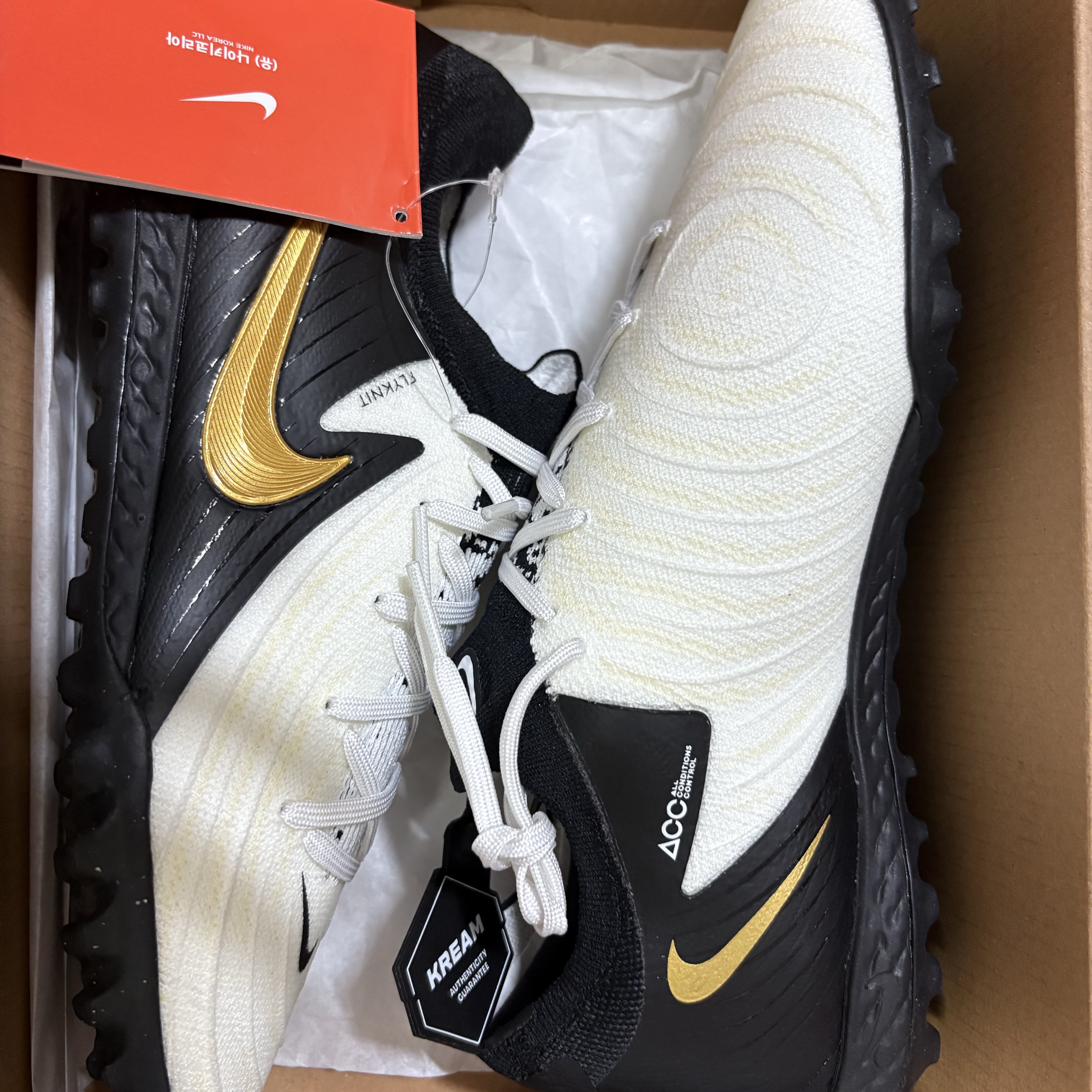 Nike Phantom GX 2 Pro TF White Metallic Gold Coin 착용 스타일
