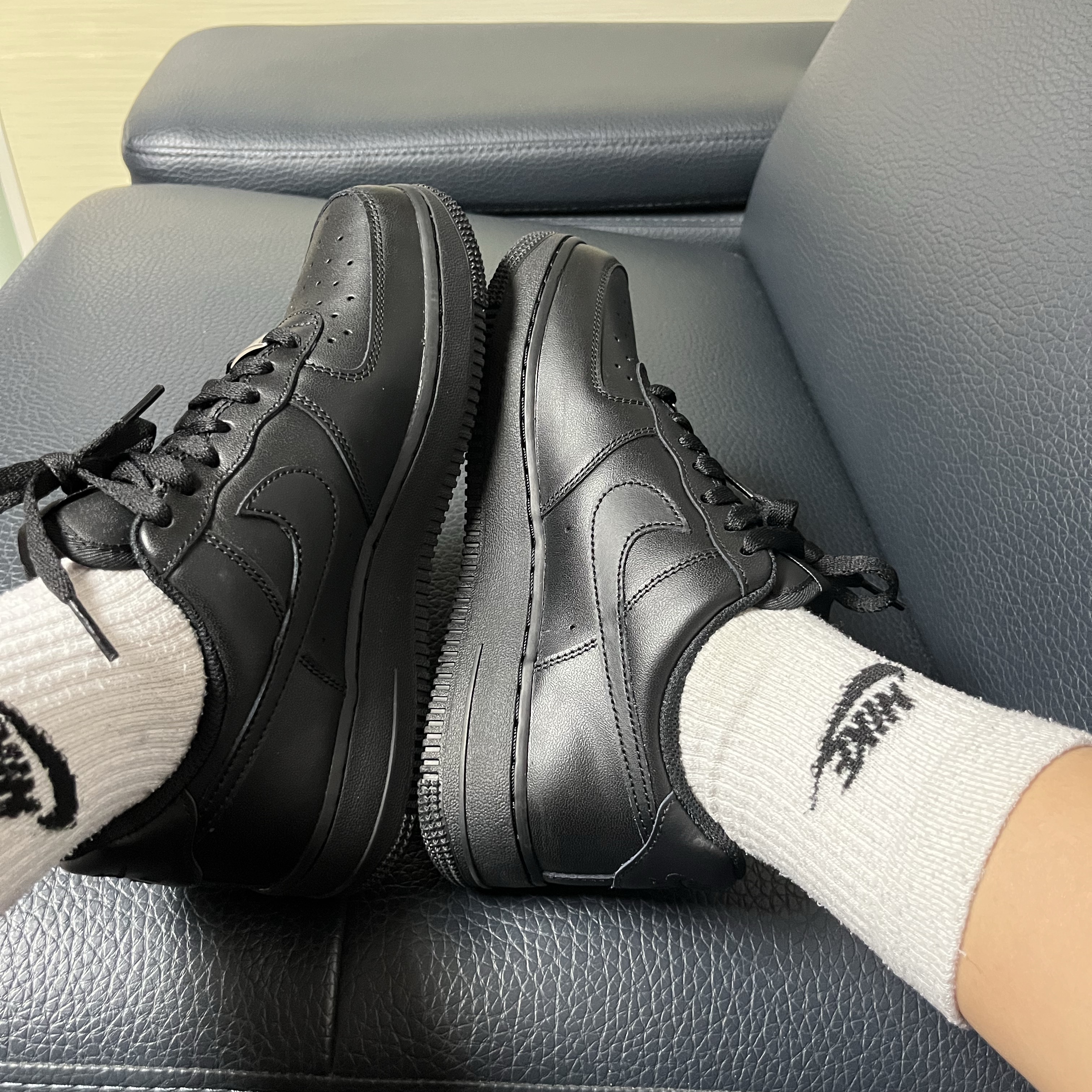 Nike Air Force 1 '07 Low Triple Black, Nike NSW Everyday Essential Crew Socks White (3 Pack/Korean Ver.) 착용 스타일
