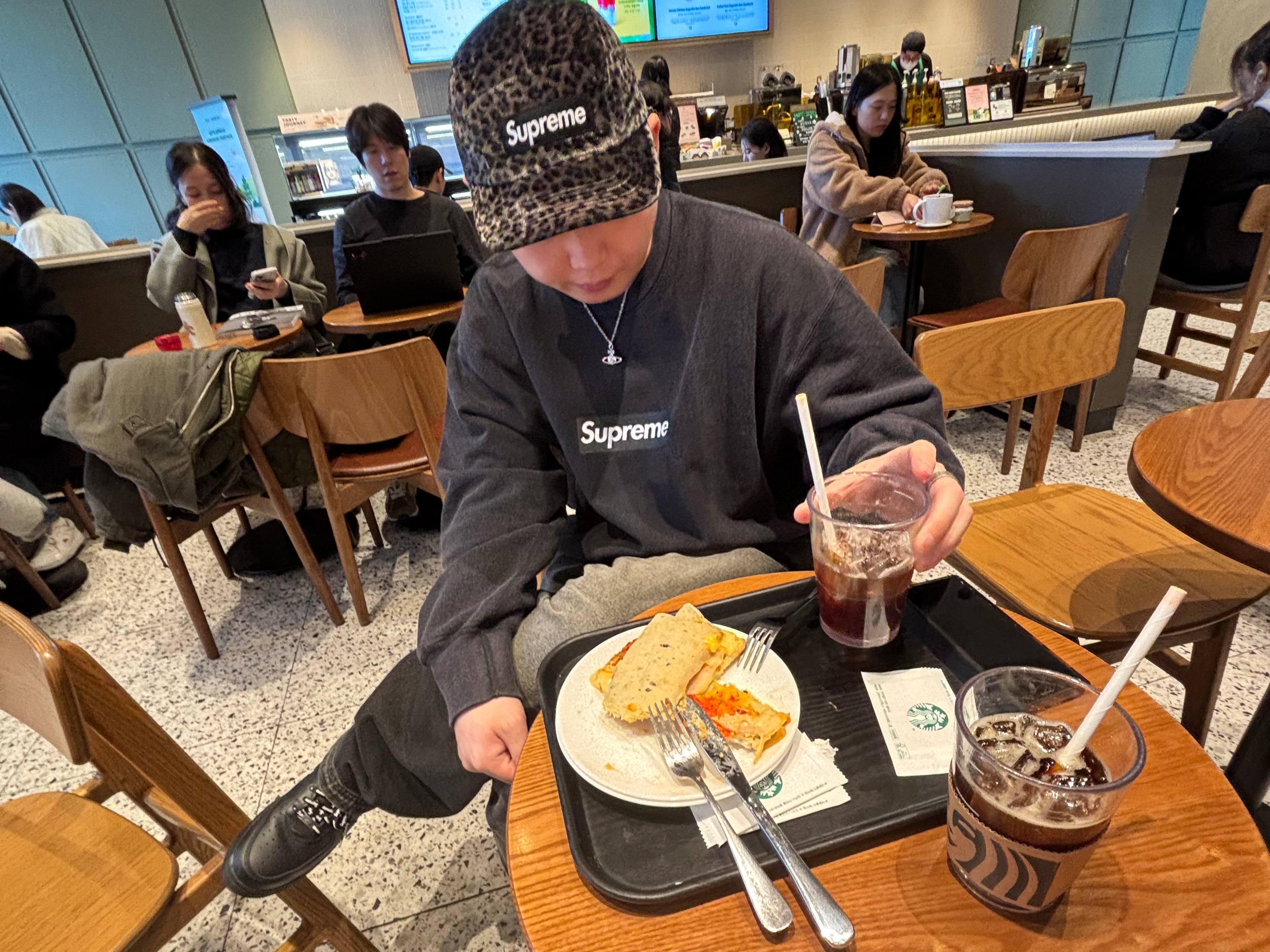 Supreme Washed Box Logo Crewneck Black - 25SS, Vivienne Westwood Mayfair Bas Relief Pendant Silver 착용 스타일