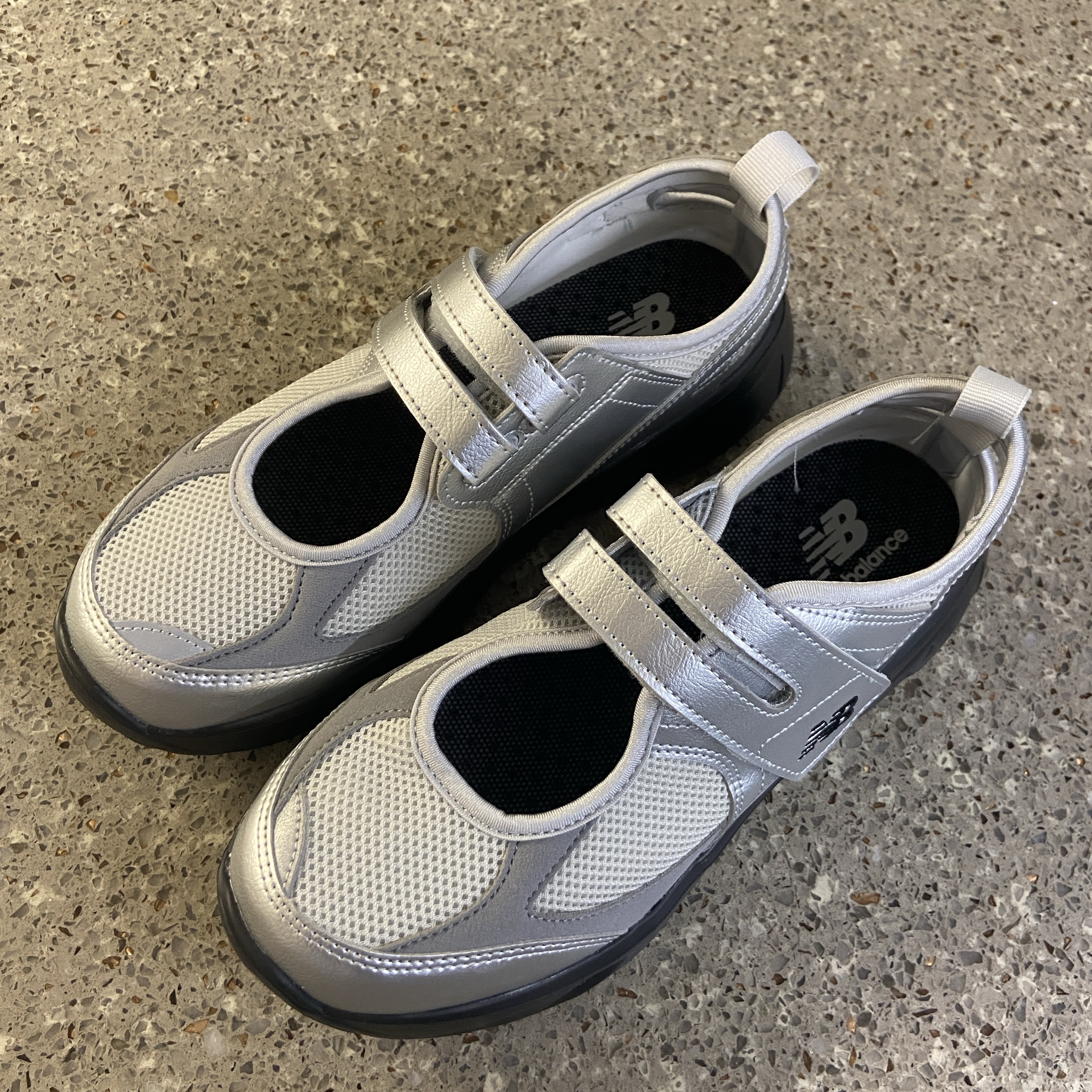 (W) New Balance Breeze SD2202 Metalic Silver 착용 스타일