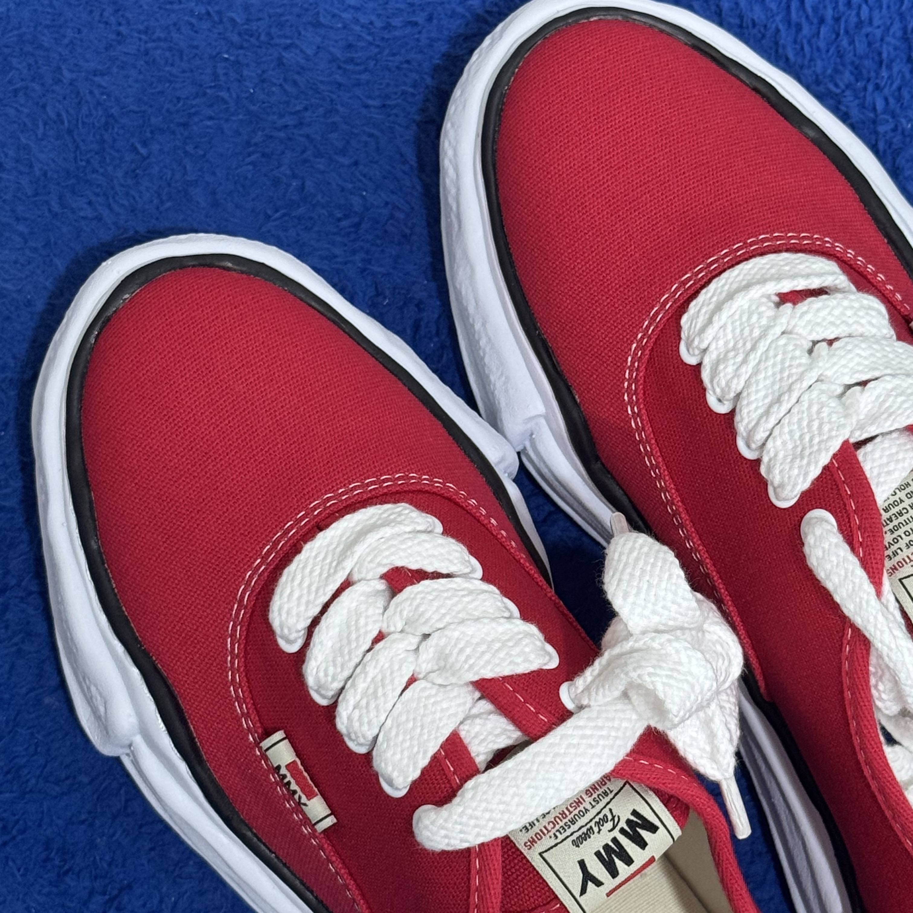 Maison Mihara Yasuhiro Baker OG Sole Canvas Low Cut Sneakers Red 착용 스타일 - 2