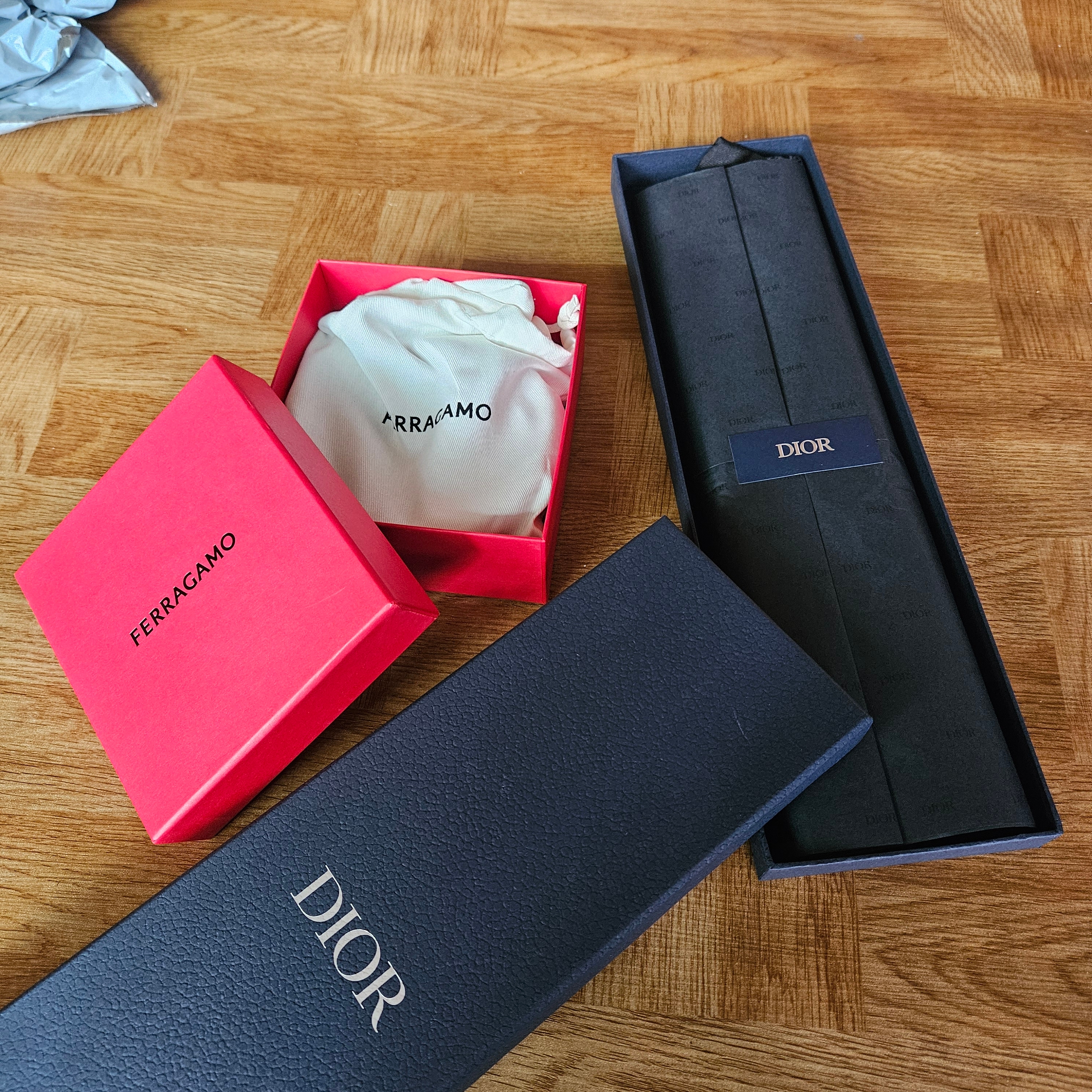 Ferragamo Reversible and Adjustable Calfskin Leather Gancini Belt Black Auburn, Dior Striped Dior Oblique Silk Tie Black White Grey 착용 스타일 - 2