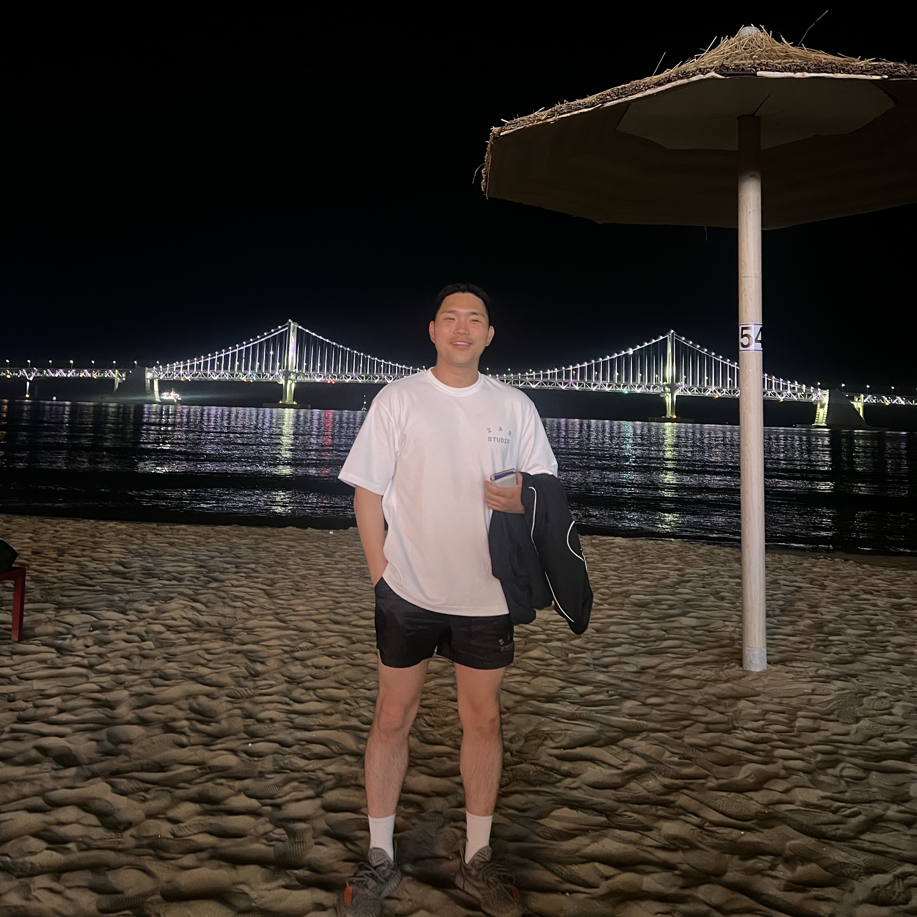 IAB Studio T-Shirt White Gray, IAB Studio Ripstop Shorts Black 착용 스타일