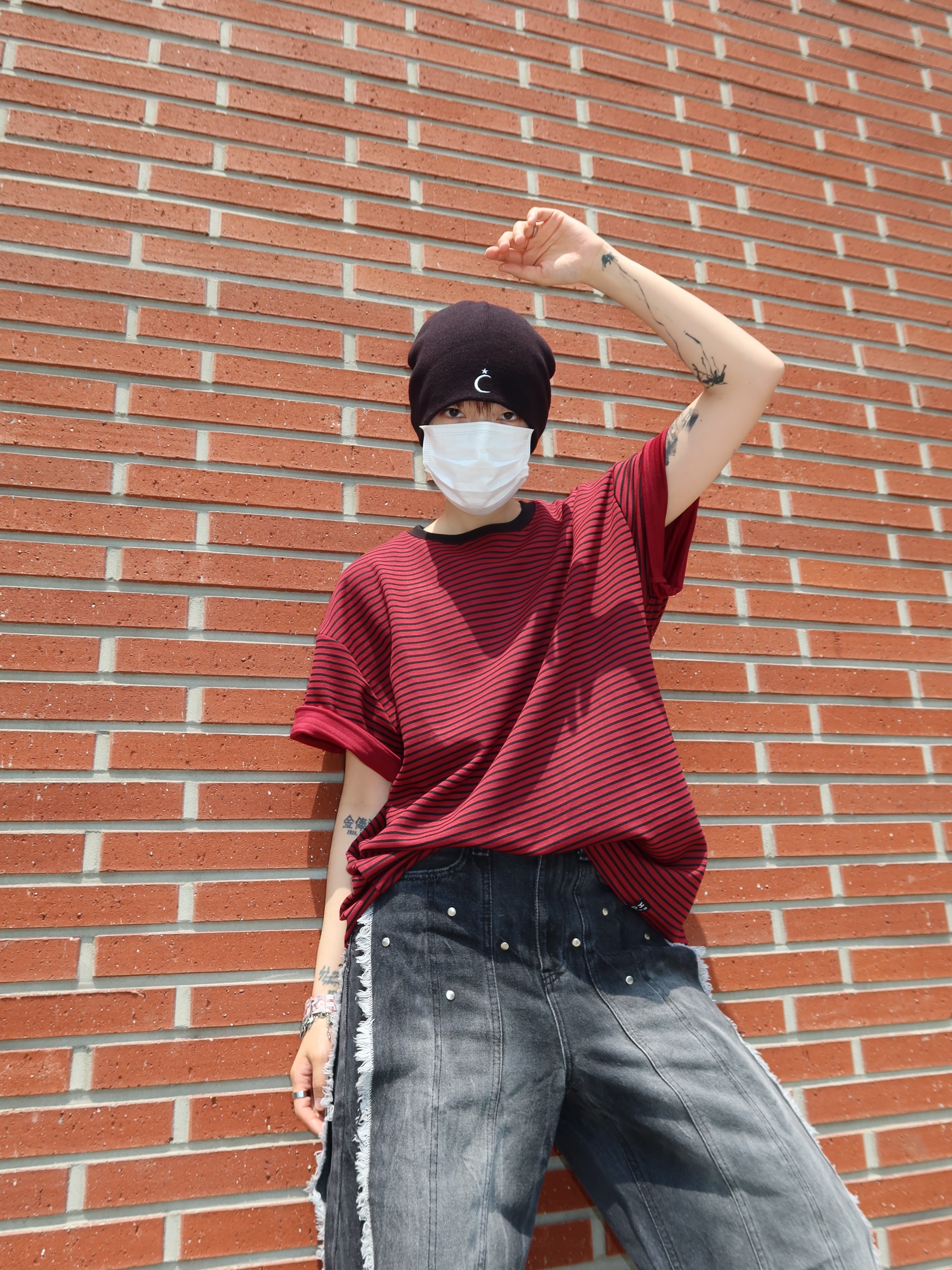 Hono Report Stripe T-Shirt Red Stripe 착용 스타일 - 2