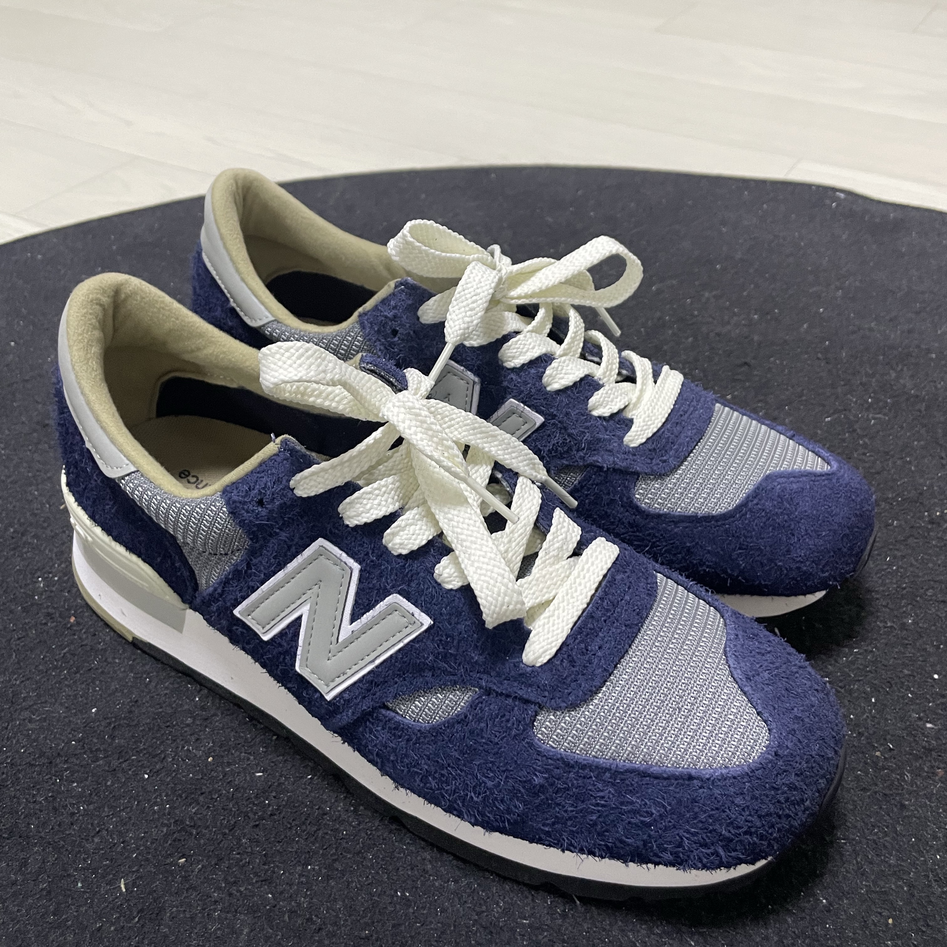 New Balance x Carhartt WIP 990v1 Made in USA Sculpture Center 착용 스타일 - 1