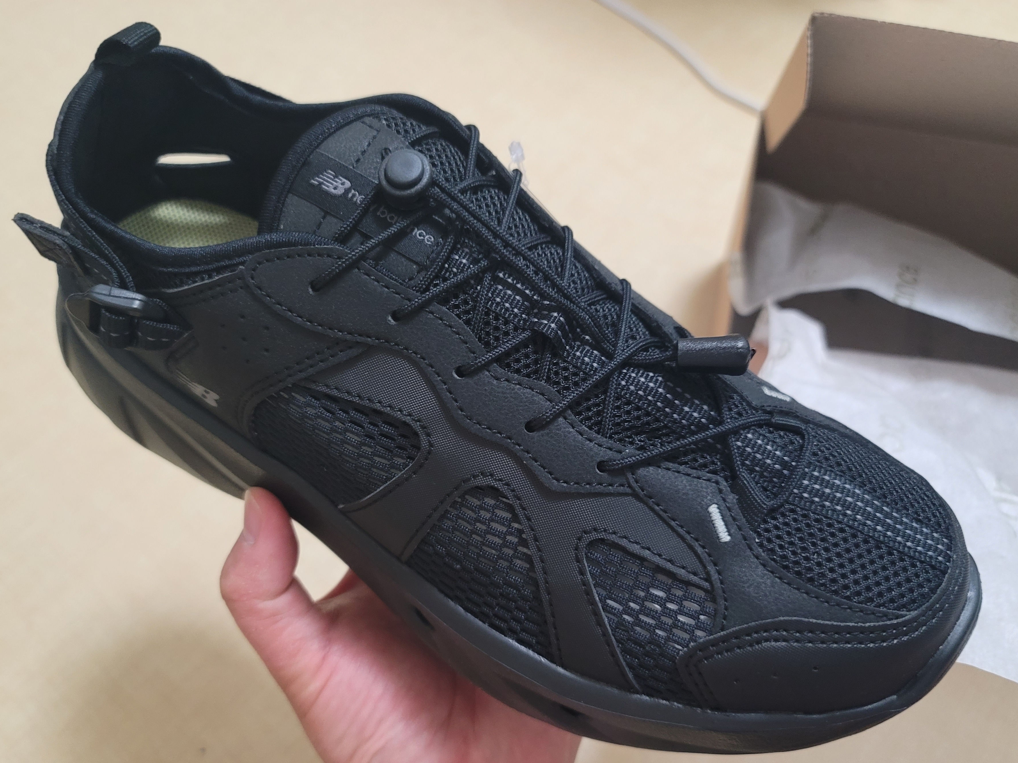 New Balance Kave Sandal Black 착용 스타일