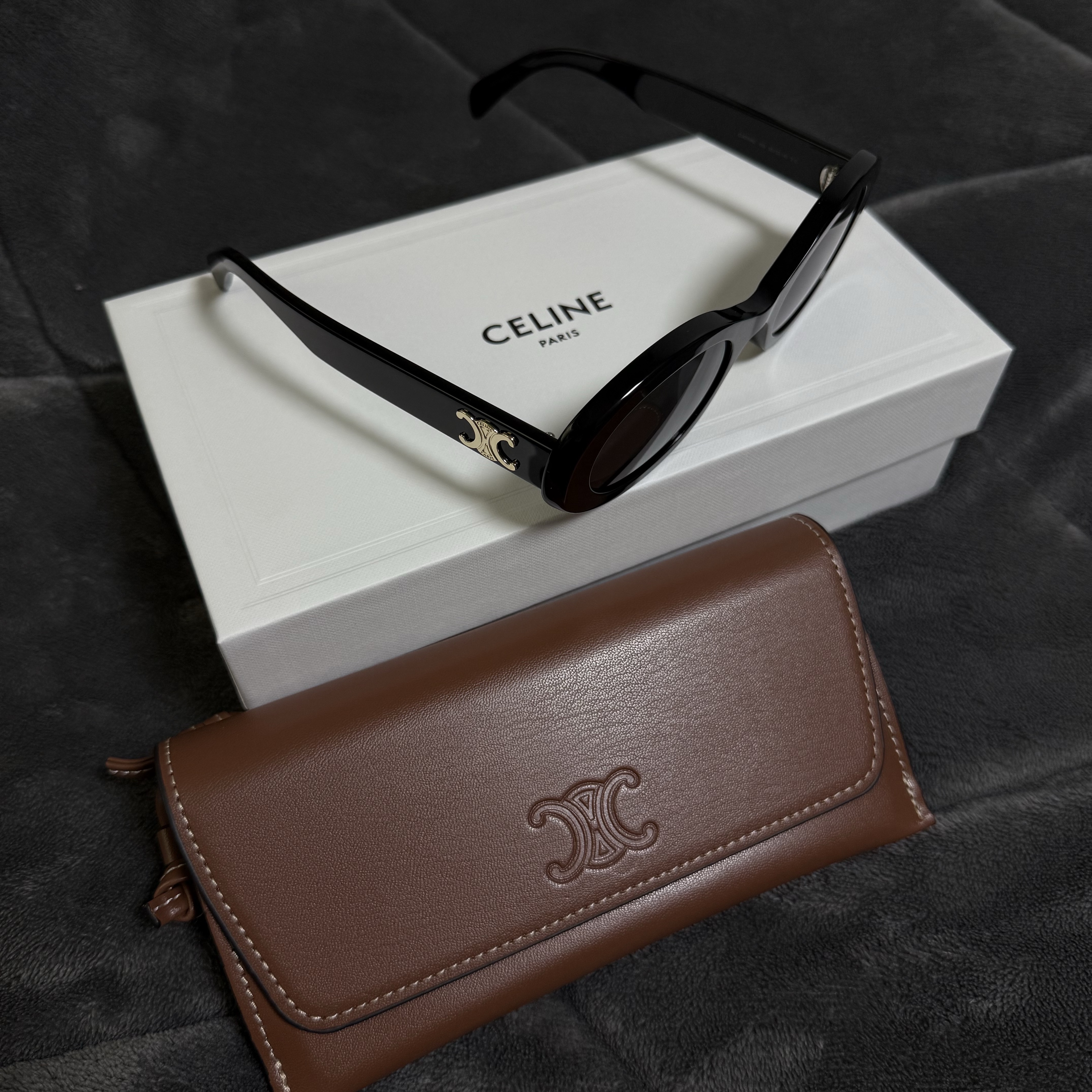 (W) Celine Triomphe 01 Sunglasses in Acetate Black 착용 스타일