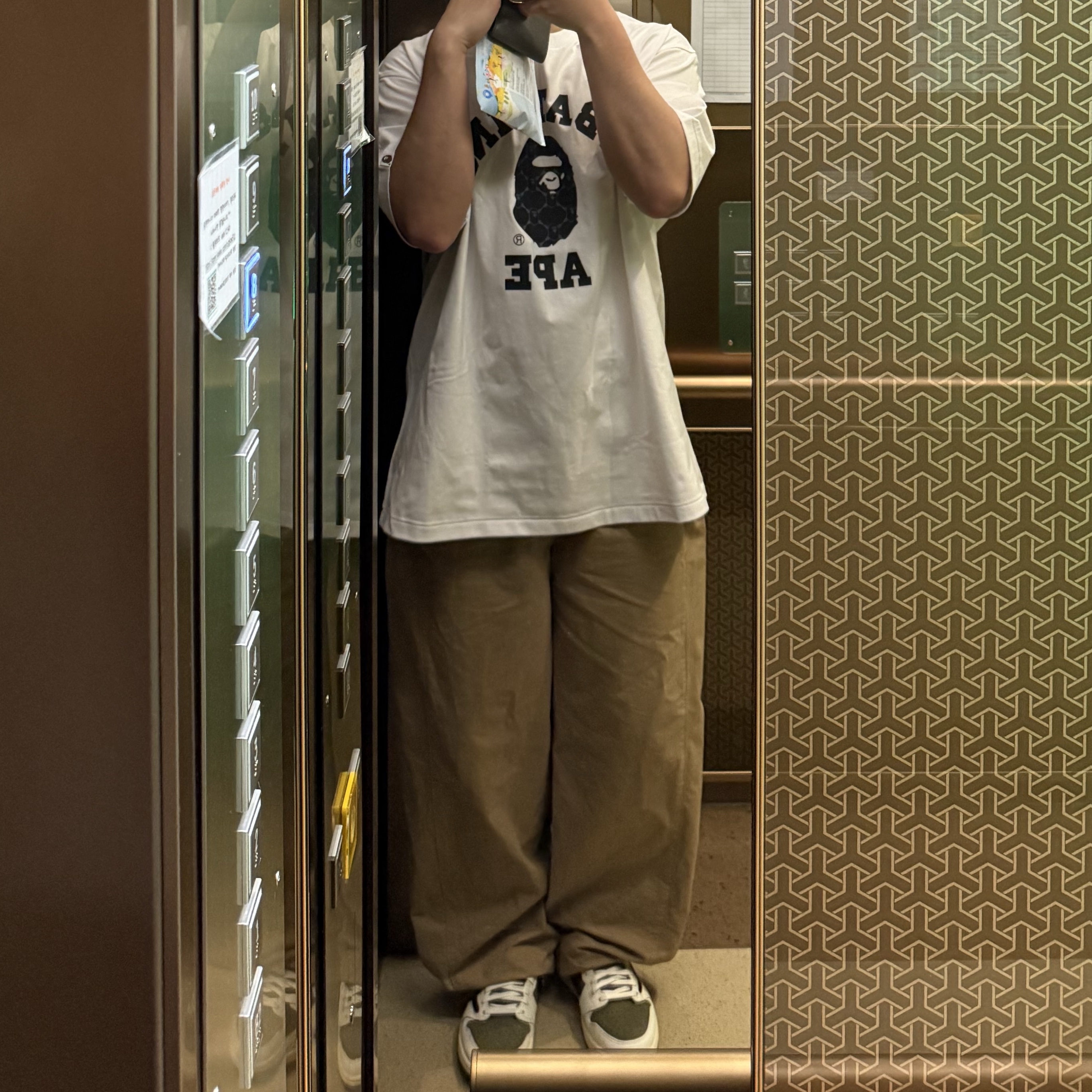 Jordan 1 x Travis Scott Retro Low OG SP Reverse Olive, BAPE A Bathing Ape Monogram College Relaxed Fit T-Shirt White 착용 스타일